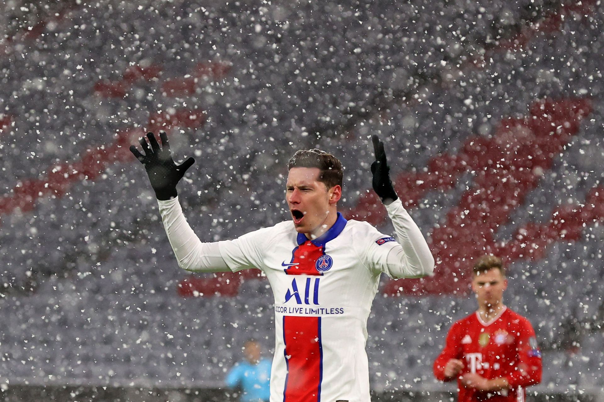 Julian Draxler reacts during a Champions League game.