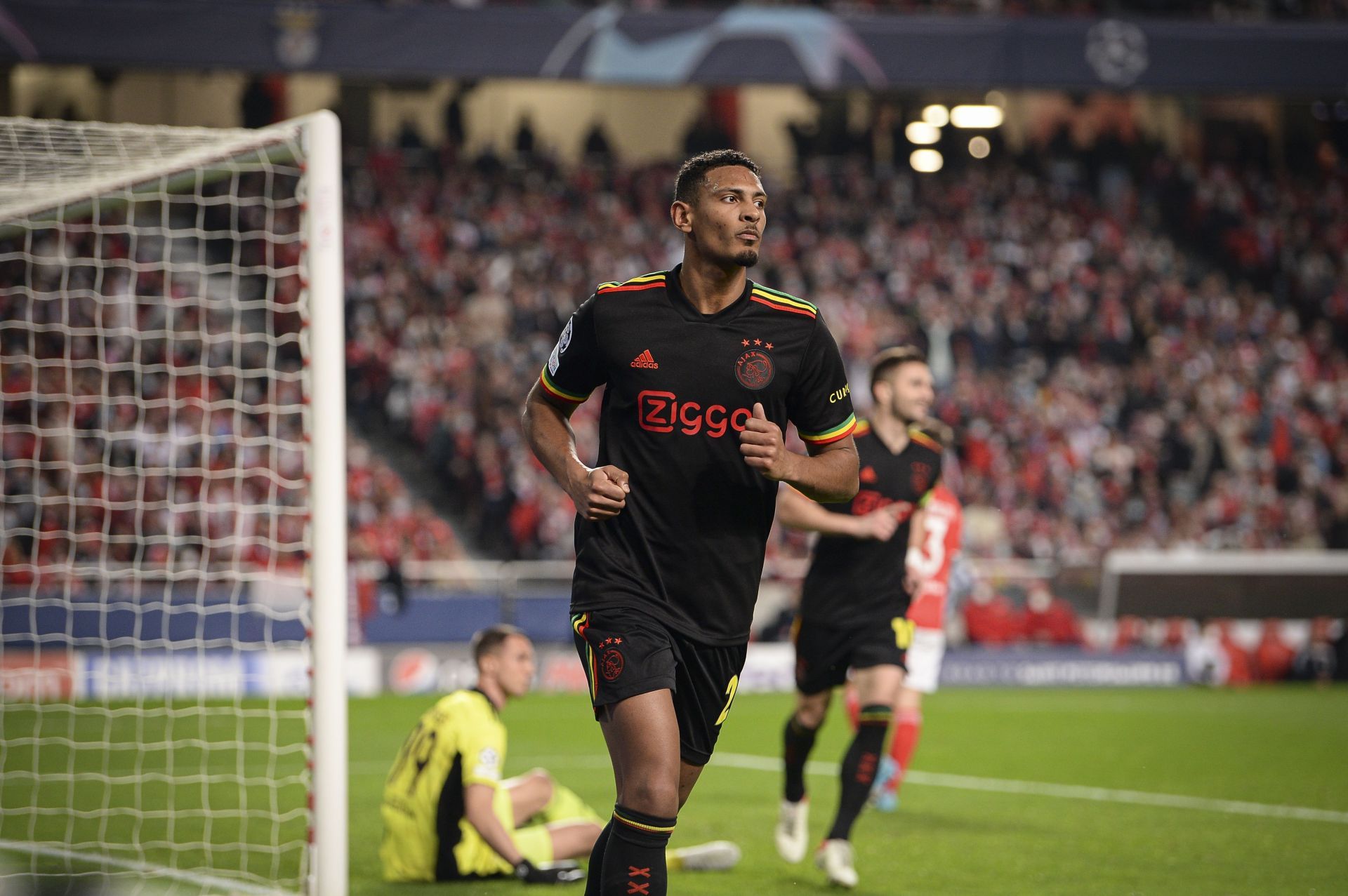 SL Benfica v AFC Ajax: Round Of Sixteen Leg One - UEFA Champions League