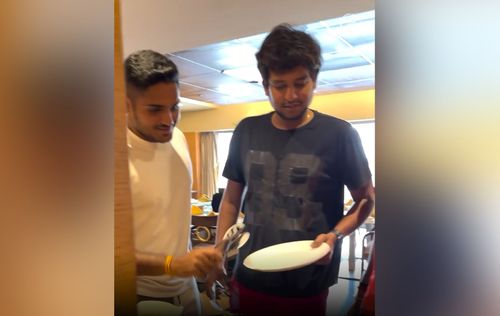 Tushar Deshpande explained the different kinds of dhoklas to his teammates