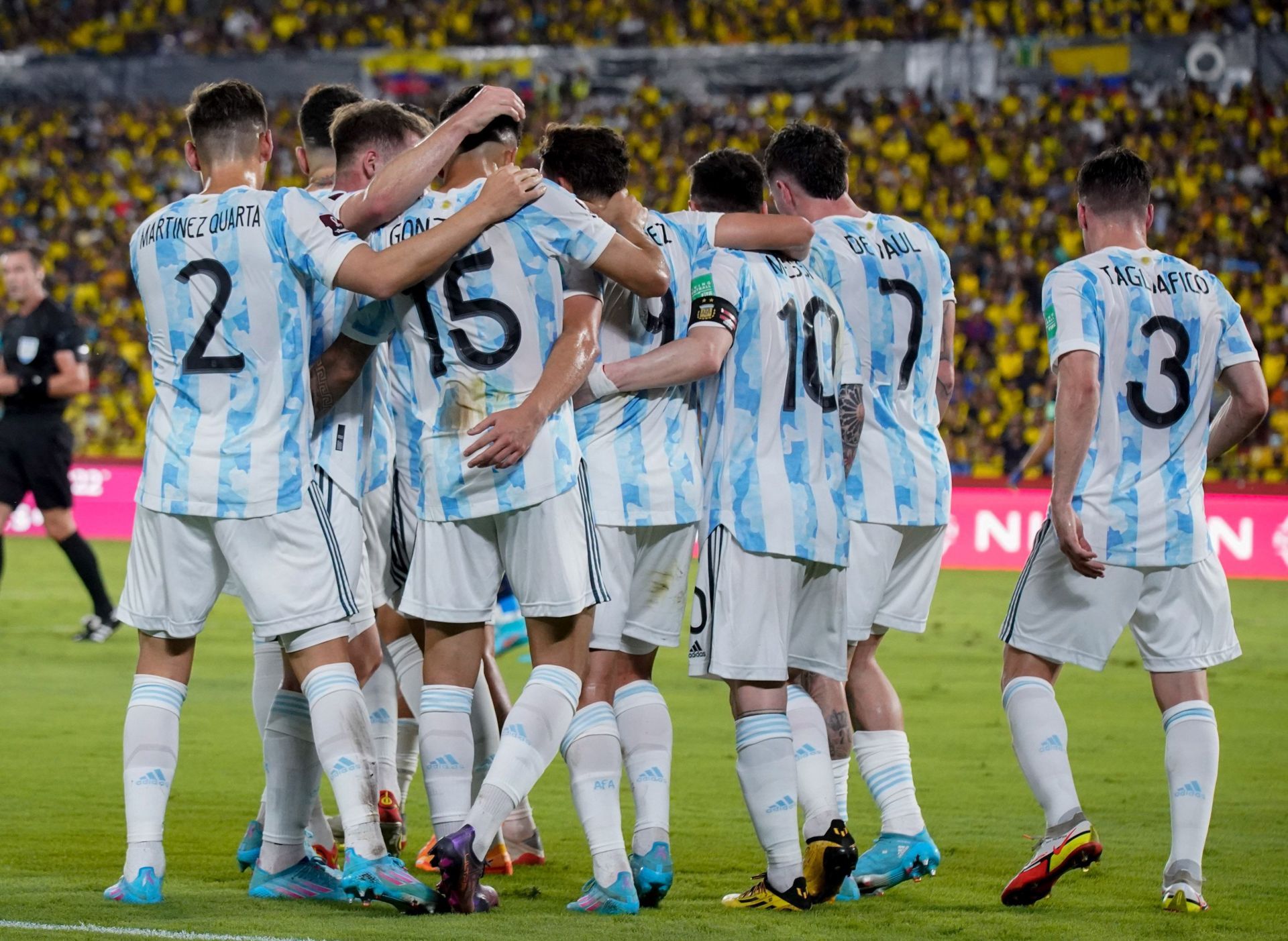 Argentina struggle to create chances against Ecuador.