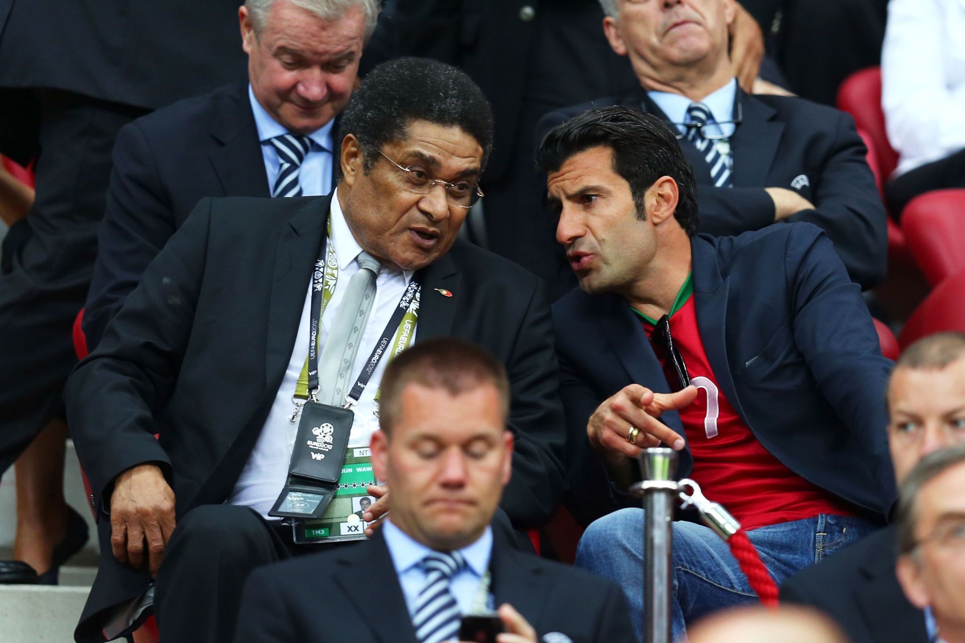 The legendary Eusebio (L) in conversation with Luis Figo (R) in 2012.