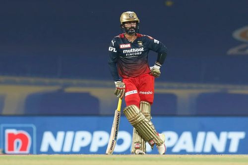 Dinesh Karthik will be the player to watch out for in the IPL 2022 battle between Delhi Capitals and Royal Challengers Bangalore (Image Courtesy: IPLT20.com)