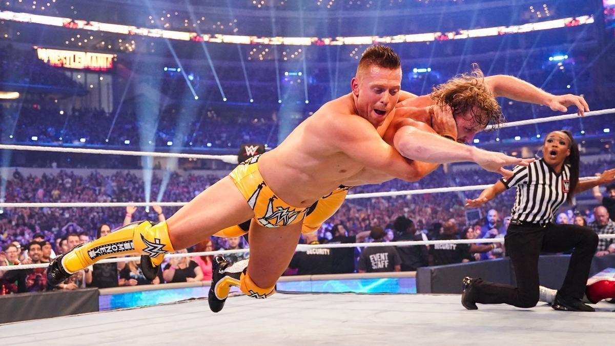 द मिज ने WWE WrestleMania 2022 में अपने साथी के ऊपर स्कल क्रशिंग फिनाले मूव लगाया