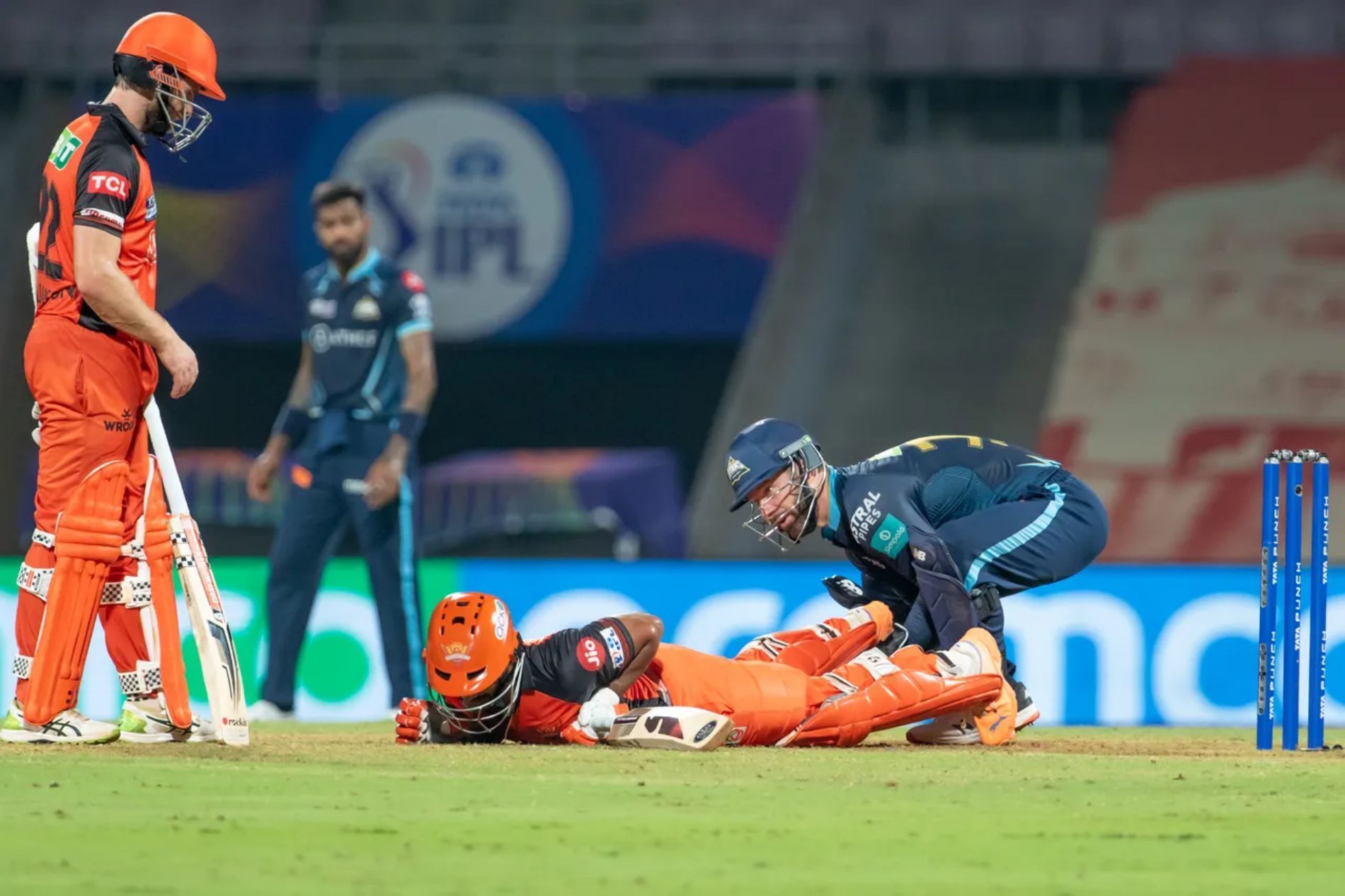 GT wicketkeeper Matthew Wade tries to help out SRH&rsquo;s Rahul Tripathi after the latter picked up an injury while batting in Match 21.