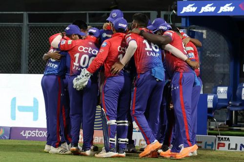 Delhi Capitals players in a huddle. Pic: IPLT20.COM