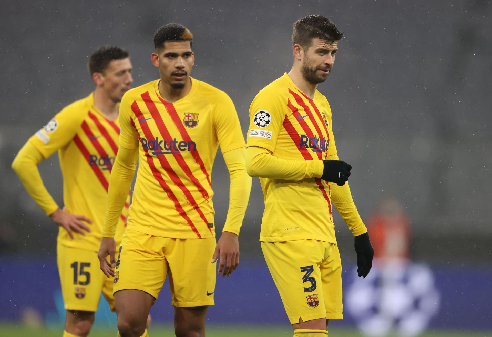 Gerard Pique (R) and Ronald Araujo (L) in action against Bayern Munich