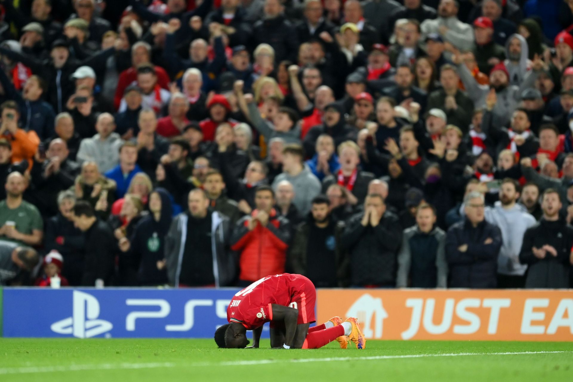 Sadio Mane celebrates Liverpool&#039;s second goal against Villarreal in the first leg