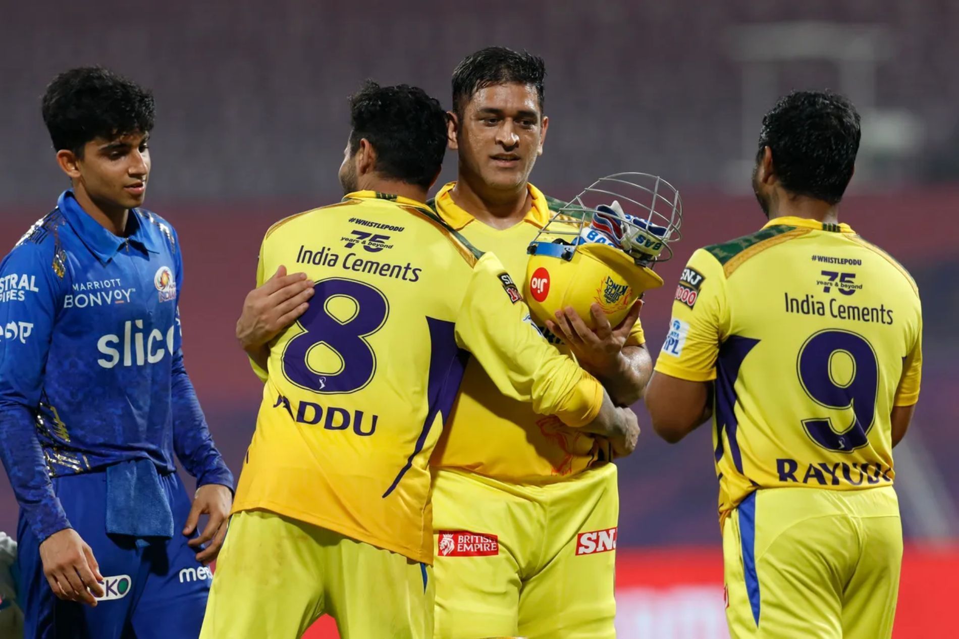 Ravindra Jadeja hugs MS Dhoni after Chennai&rsquo;s win over Mumbai. Pic: IPLT20.COM