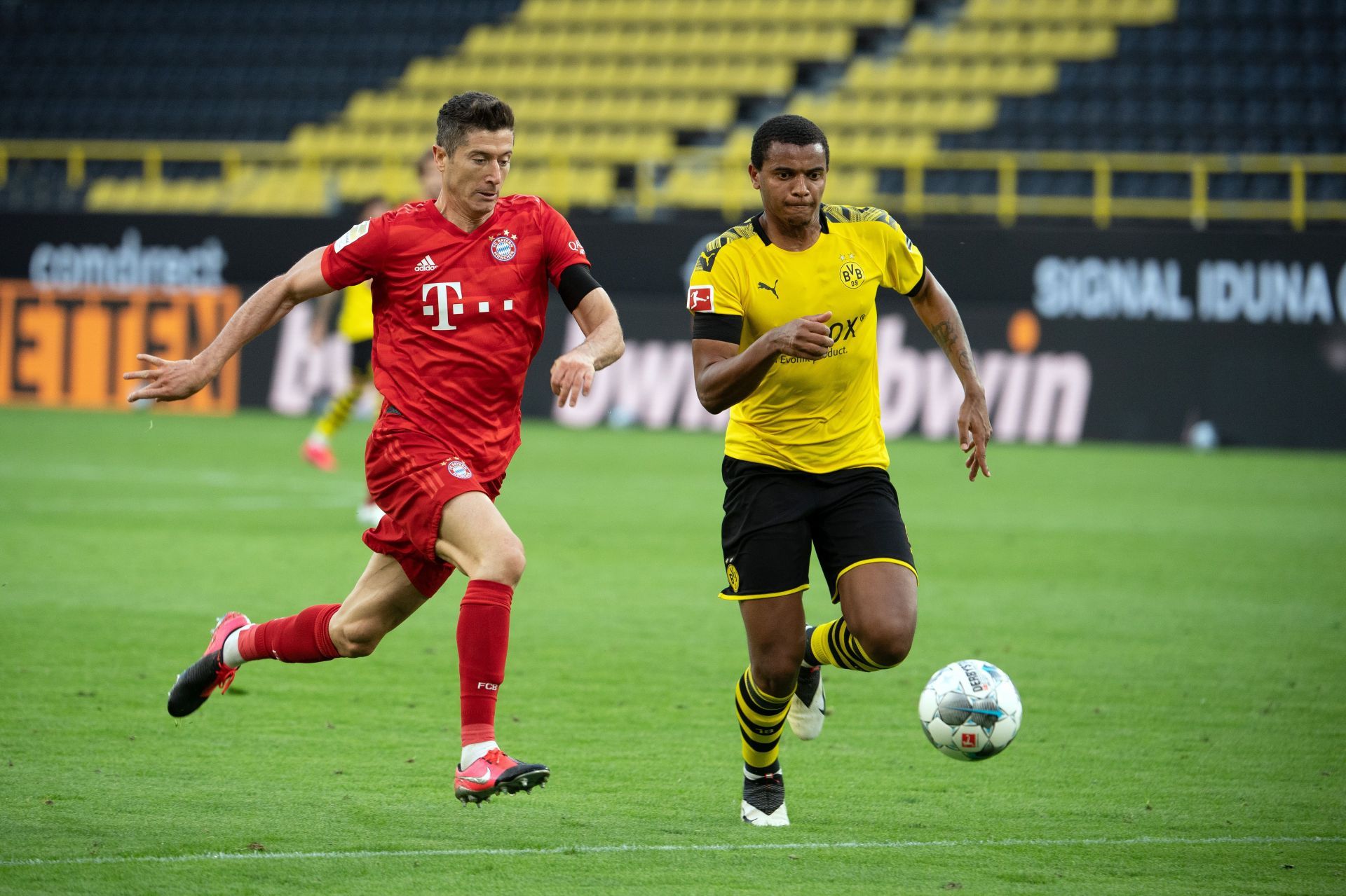 Robert Lewandowski (left) of Bayern Munich vies with Borussia Dortmund&#039;s Manuel Akanji (right).