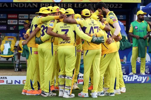 Chennai Super Kings in a huddle. Pic: IPLT20.COM