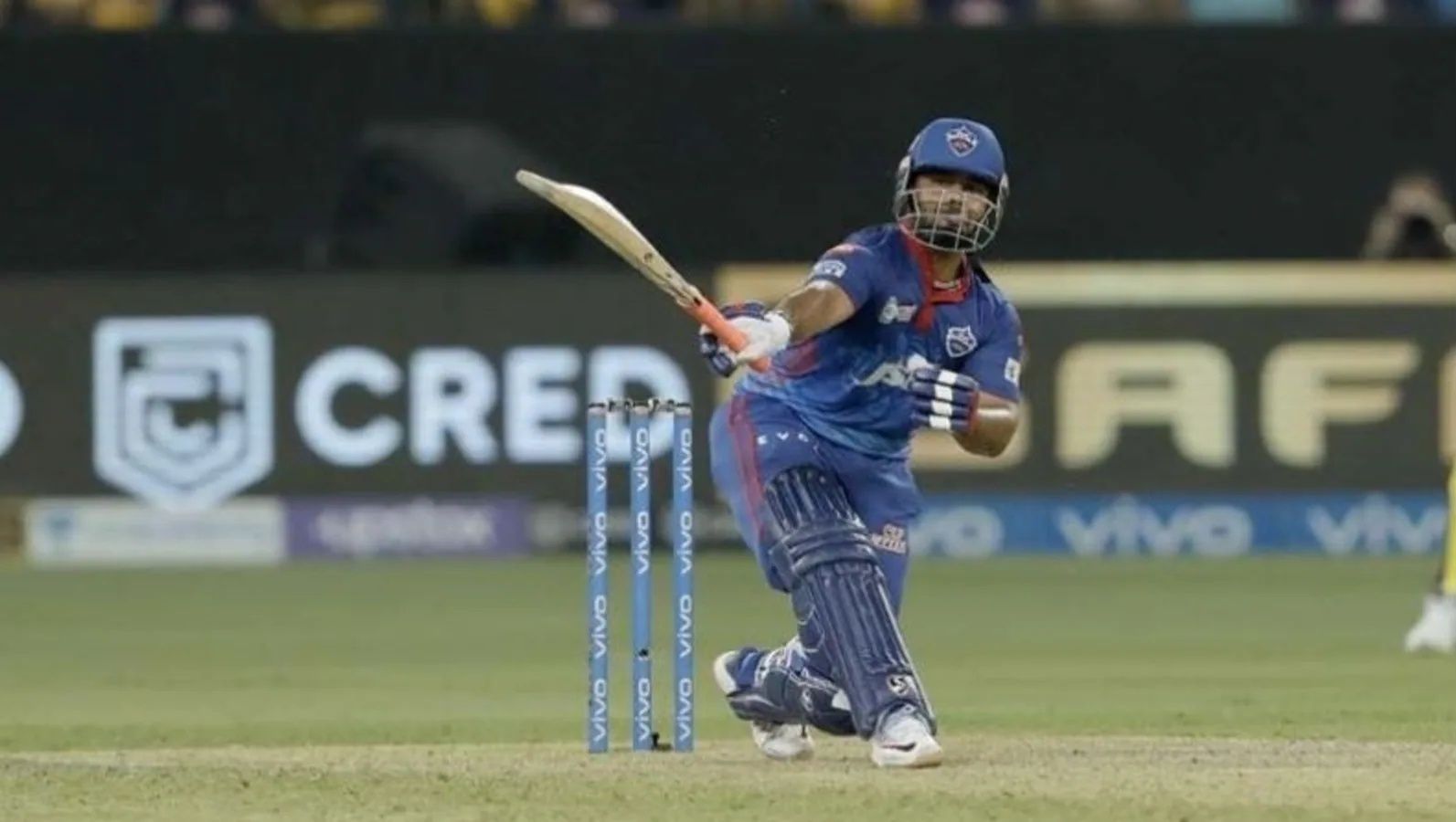 Rishabh Pant hits a one-handed stroke. Pic: IPLT20.COM