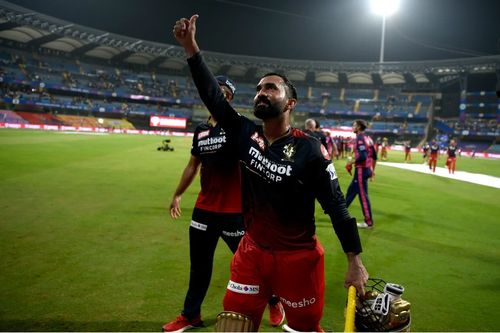 Dinesh Karthik celebrates RCB's win over RR.