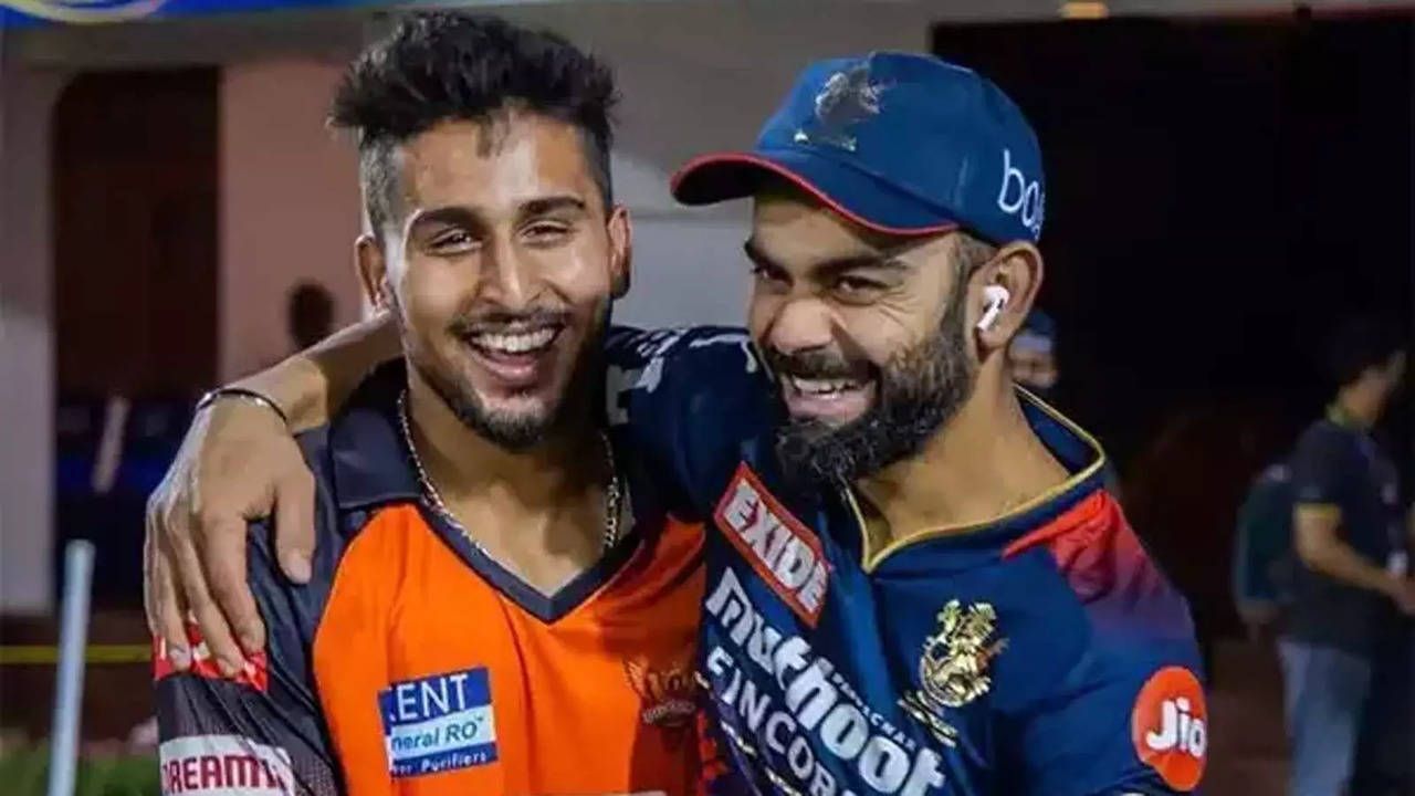 आईपीएल 2022 में RCB vs SRH मैच के बाद विराट कोहली के साथ उमरान मलिक 