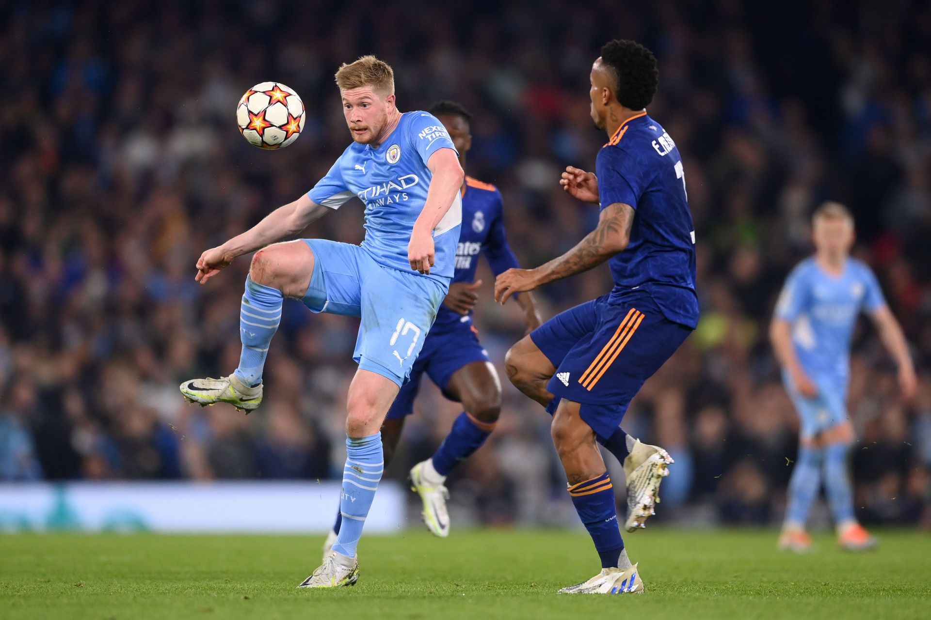 Kevin de Bruyne goes up against Eder Militao.