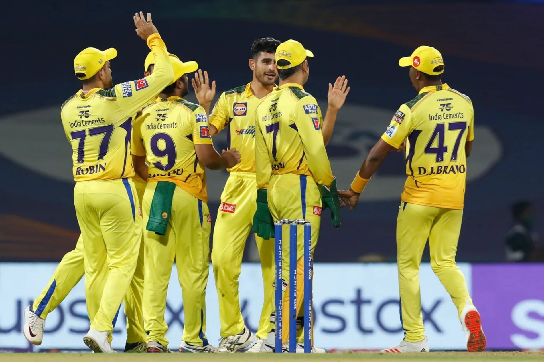 Chennai Super Kings players celebrate a wicket. Pic: IPLT20.COM