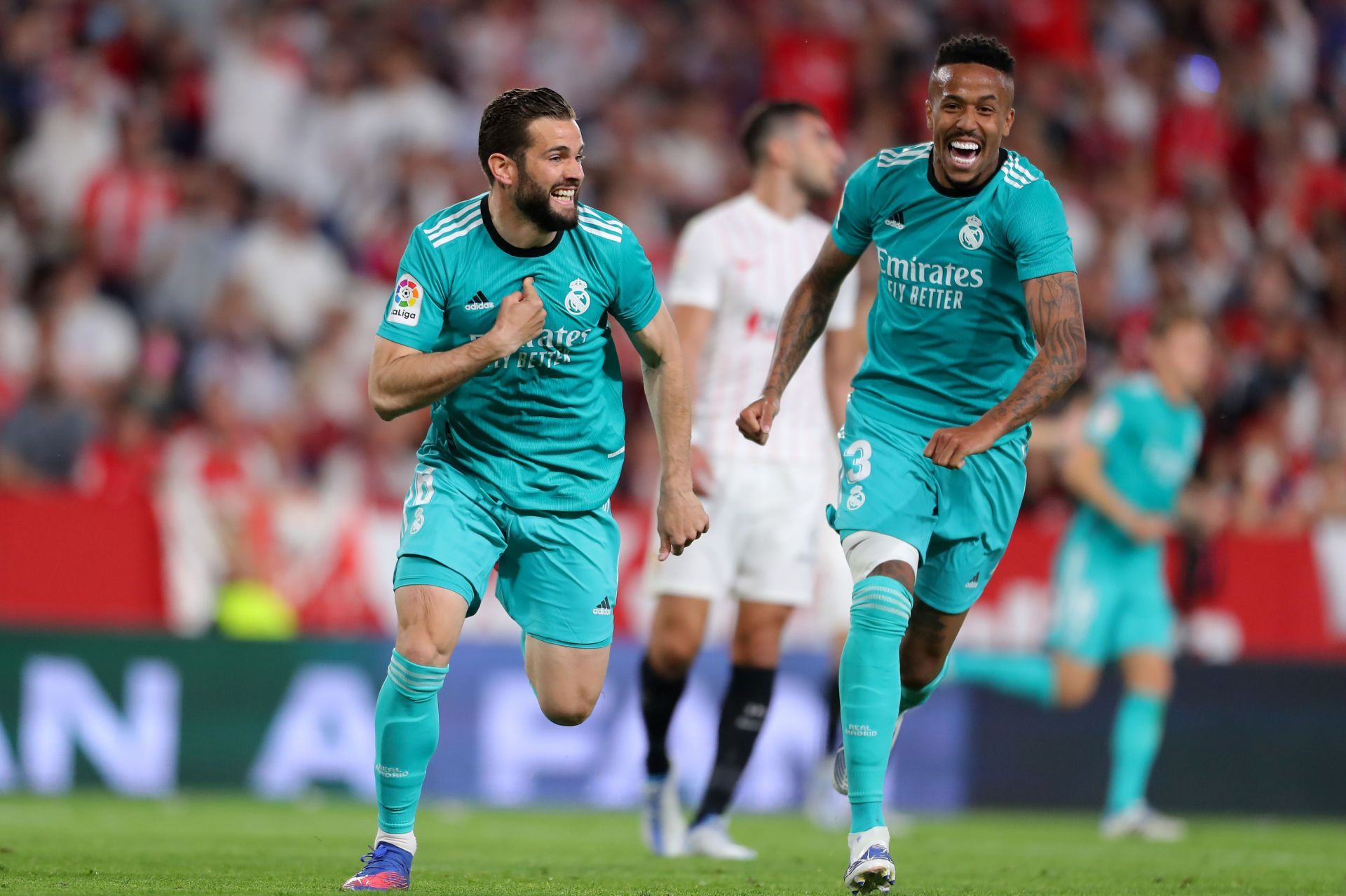 Eder Militao celebrates with Nacho.