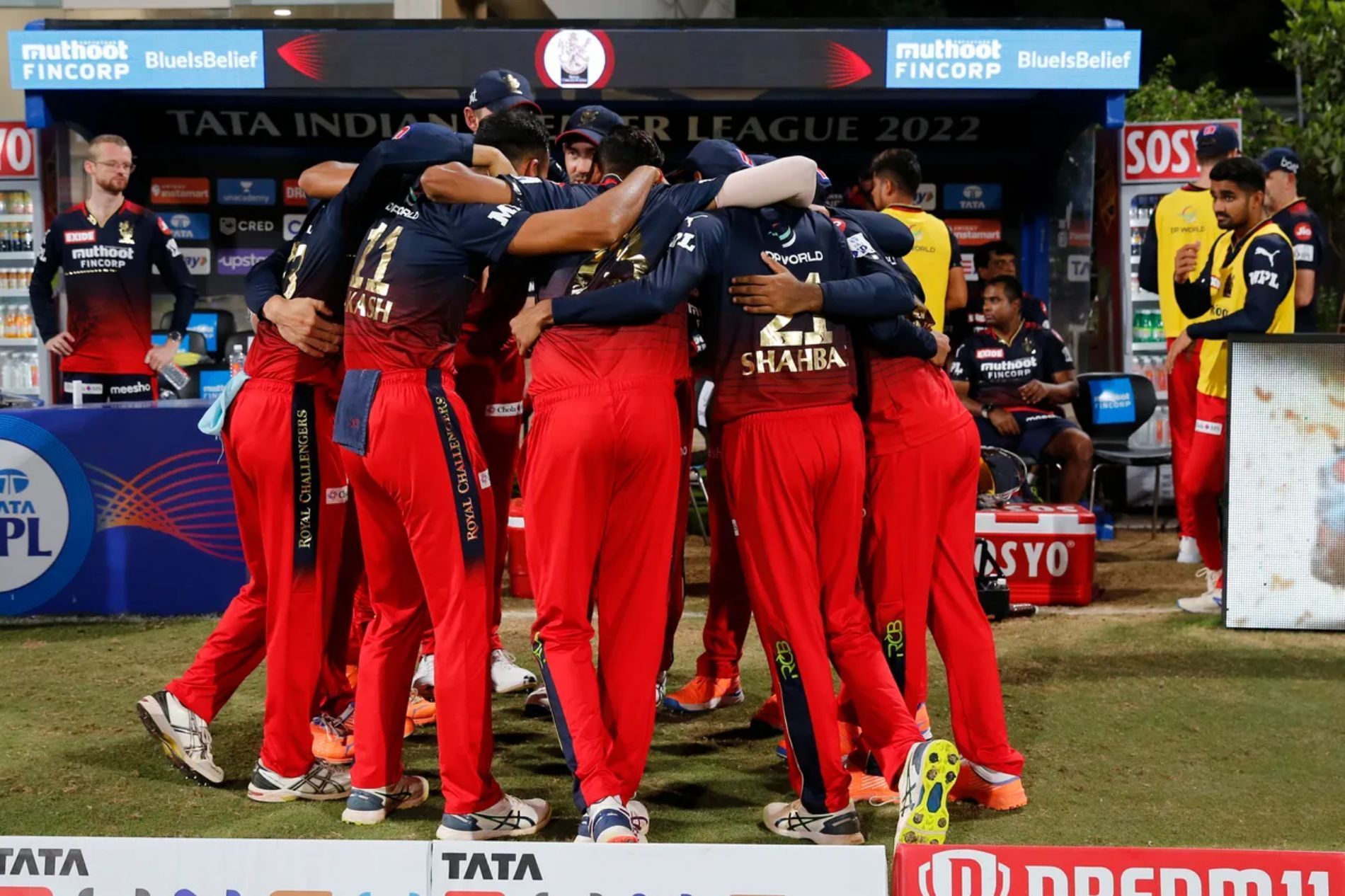 Royal Challengers Bangalore players in a huddle. Pic: IPLT20.COM