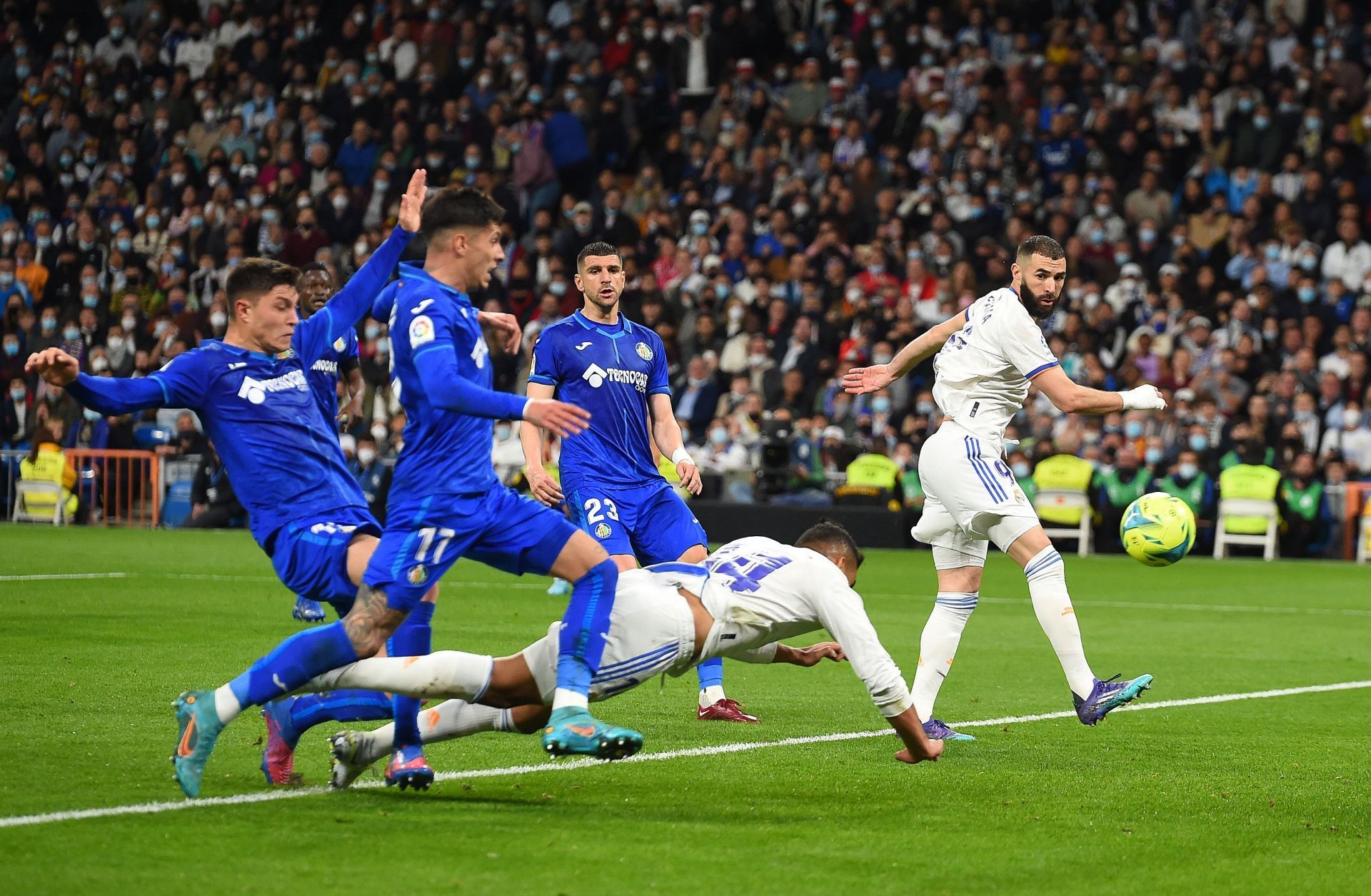 Casemiro scores a diving header.