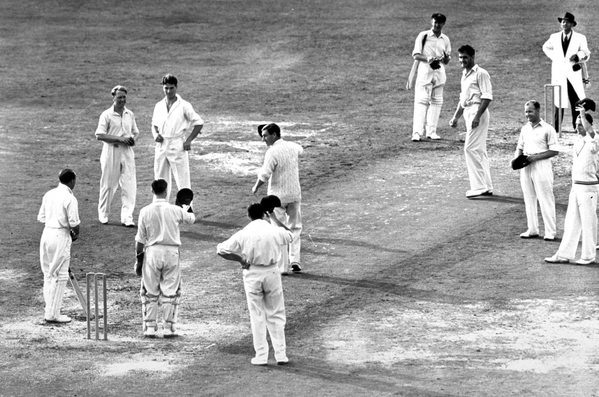 Sir Don Bradman receiving the ovation of English players after walking out to bat in his final Test innings (Image: ICC)