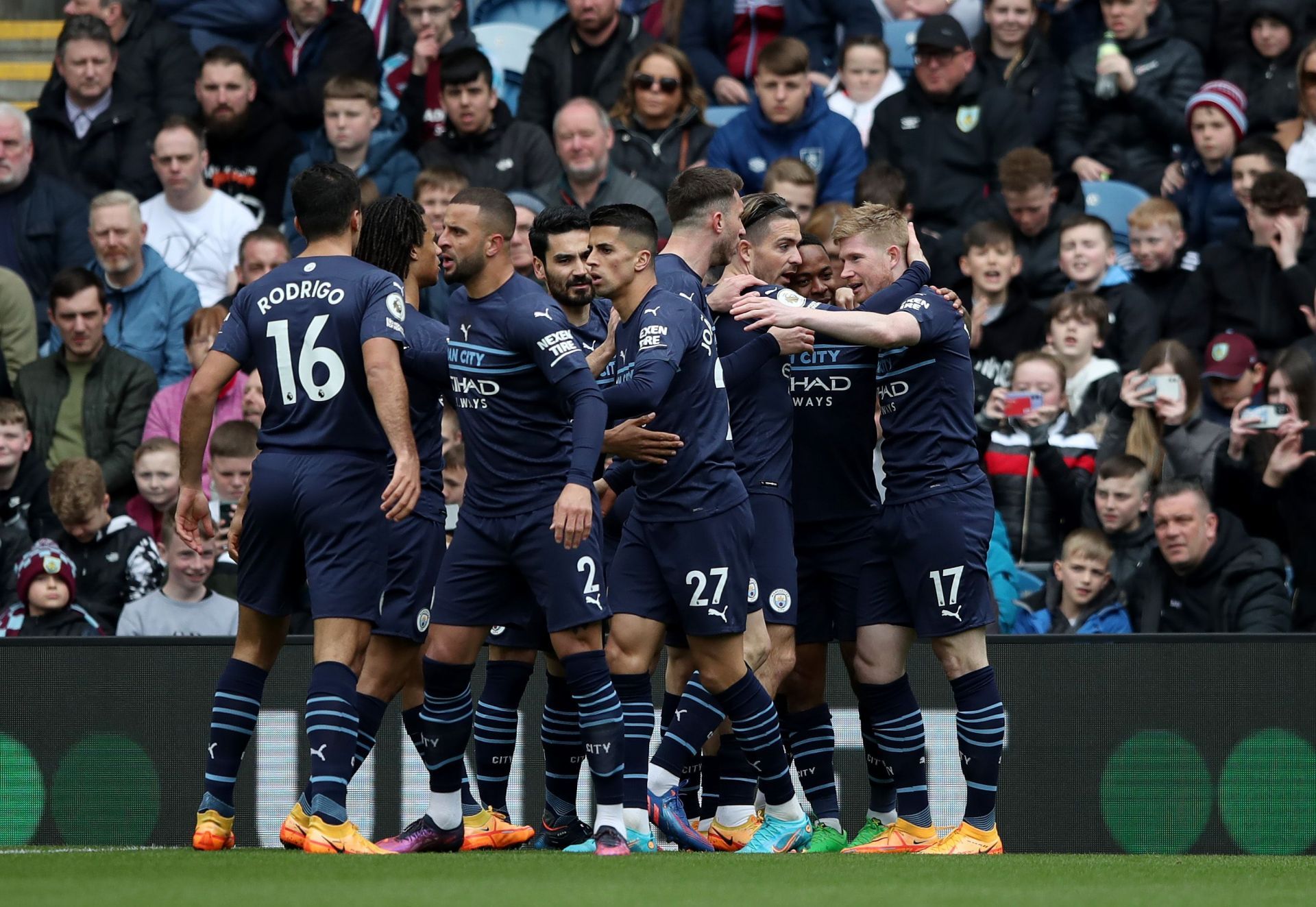 Manchester City&#039;s win over Burnely takes them to the top the Premier League table