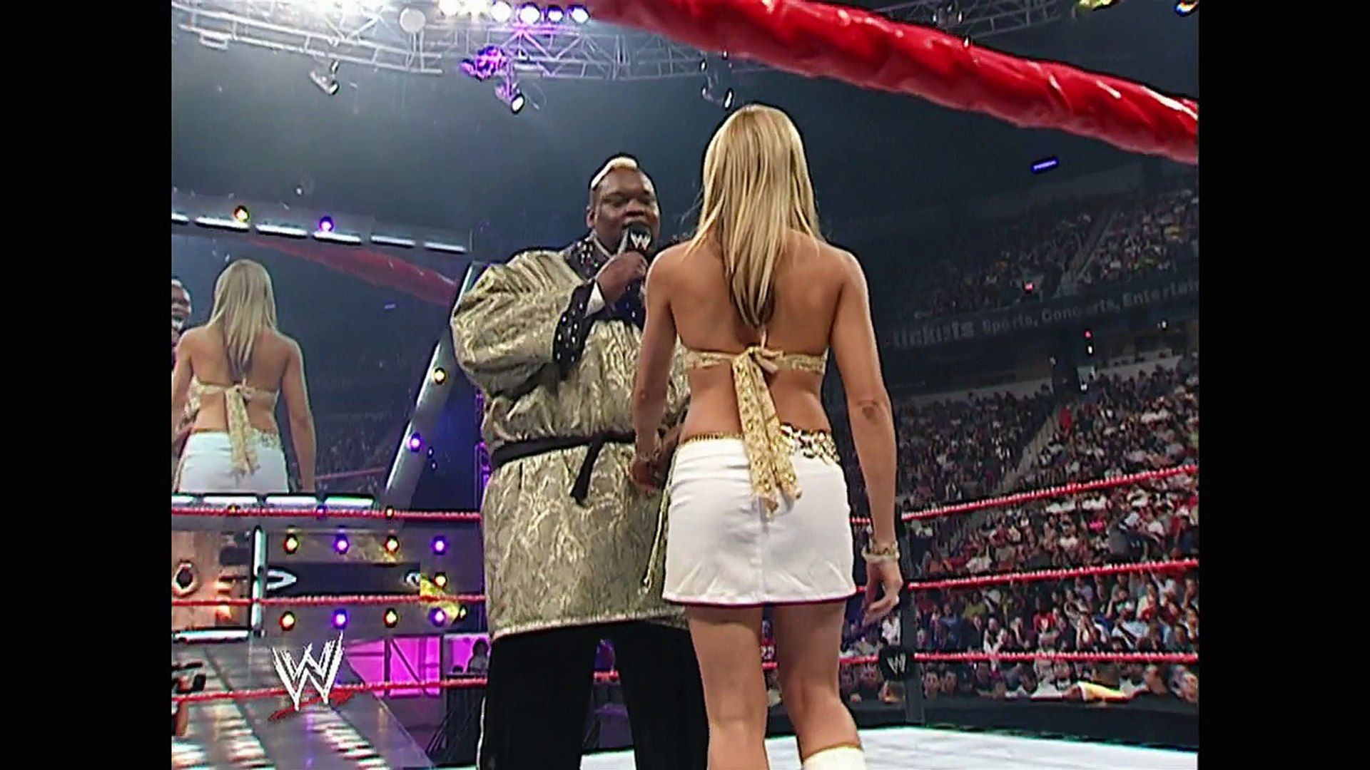 Viscera attempts to propose to Lilian Garcia