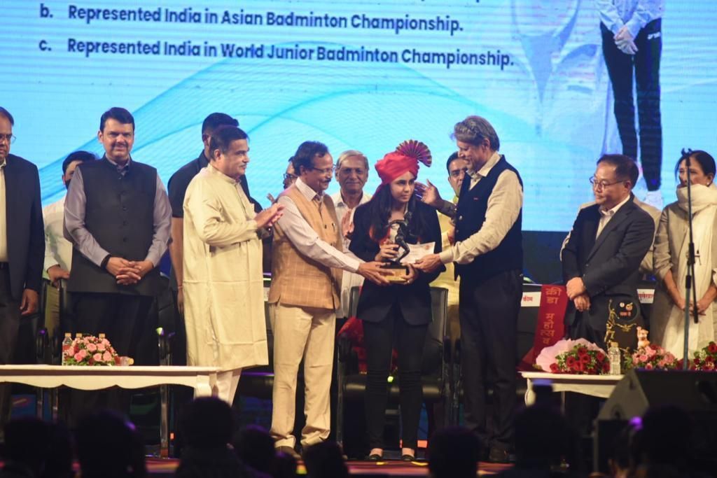 Kapil Dev honoring Indian badminton player Ritika Thaker in Nagpur on Saturday. (Pic credit: KKM)