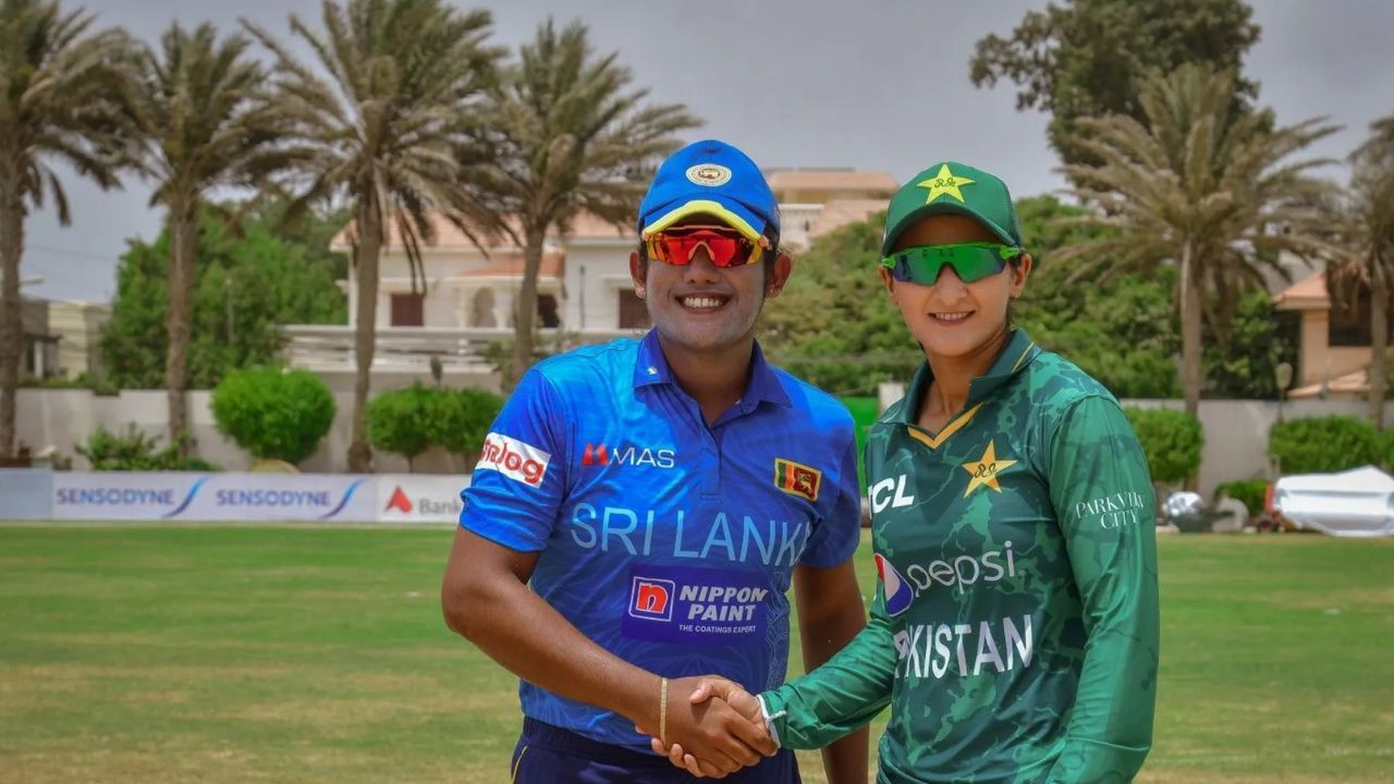 श्रीलंकाई कप्तान चमारी अट्टापट्टू और पाकिस्तान की कप्तान बिस्माह मारूफ (Image - ICC)