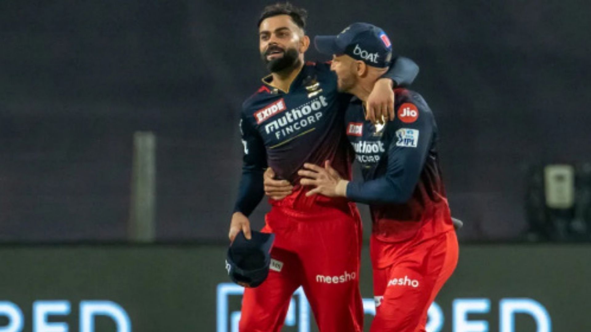 Virat Kohli and Faf du Plessis (R). (P.C.:iplt20.com)