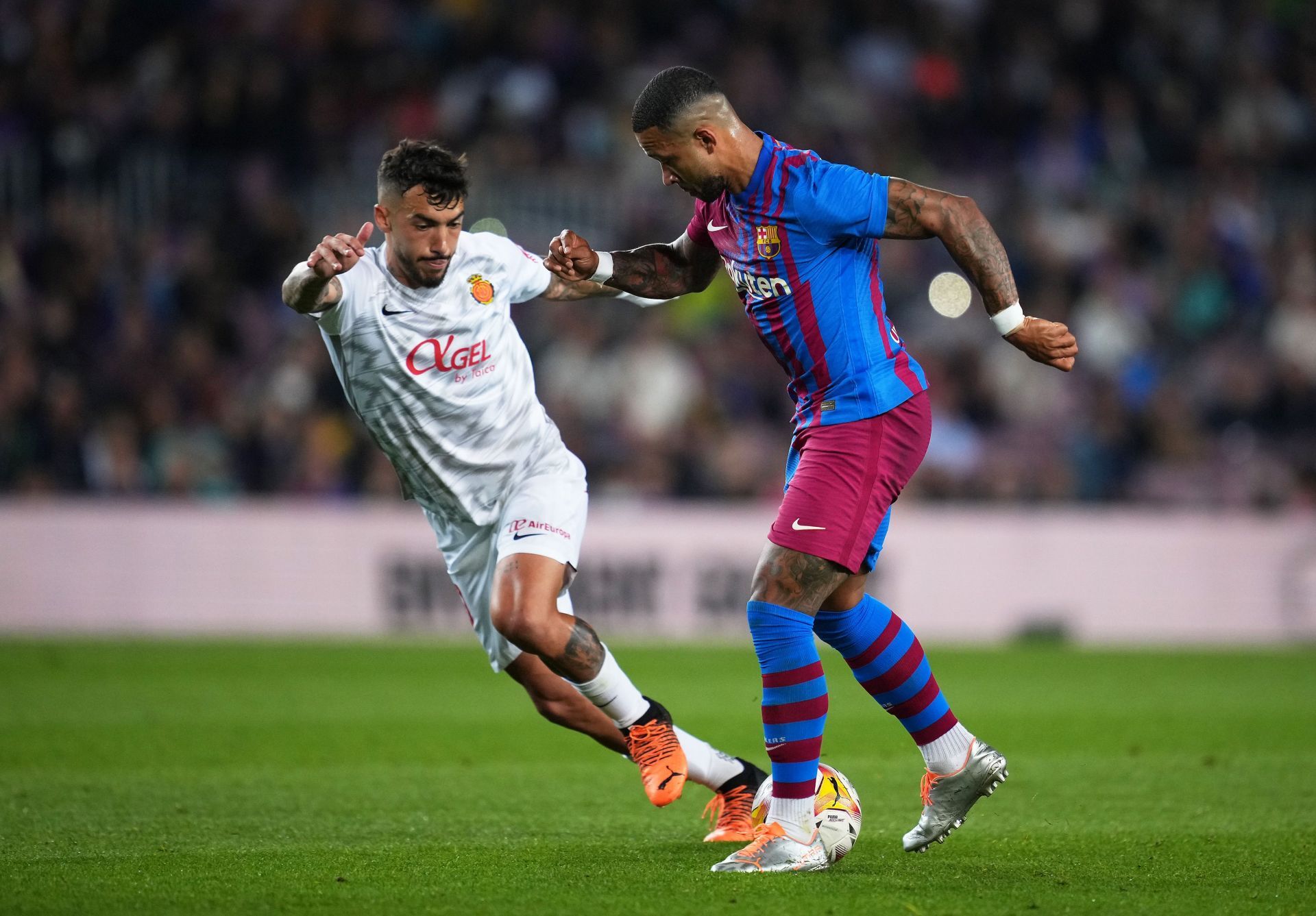 Memphis Depay in action against Mallorca.