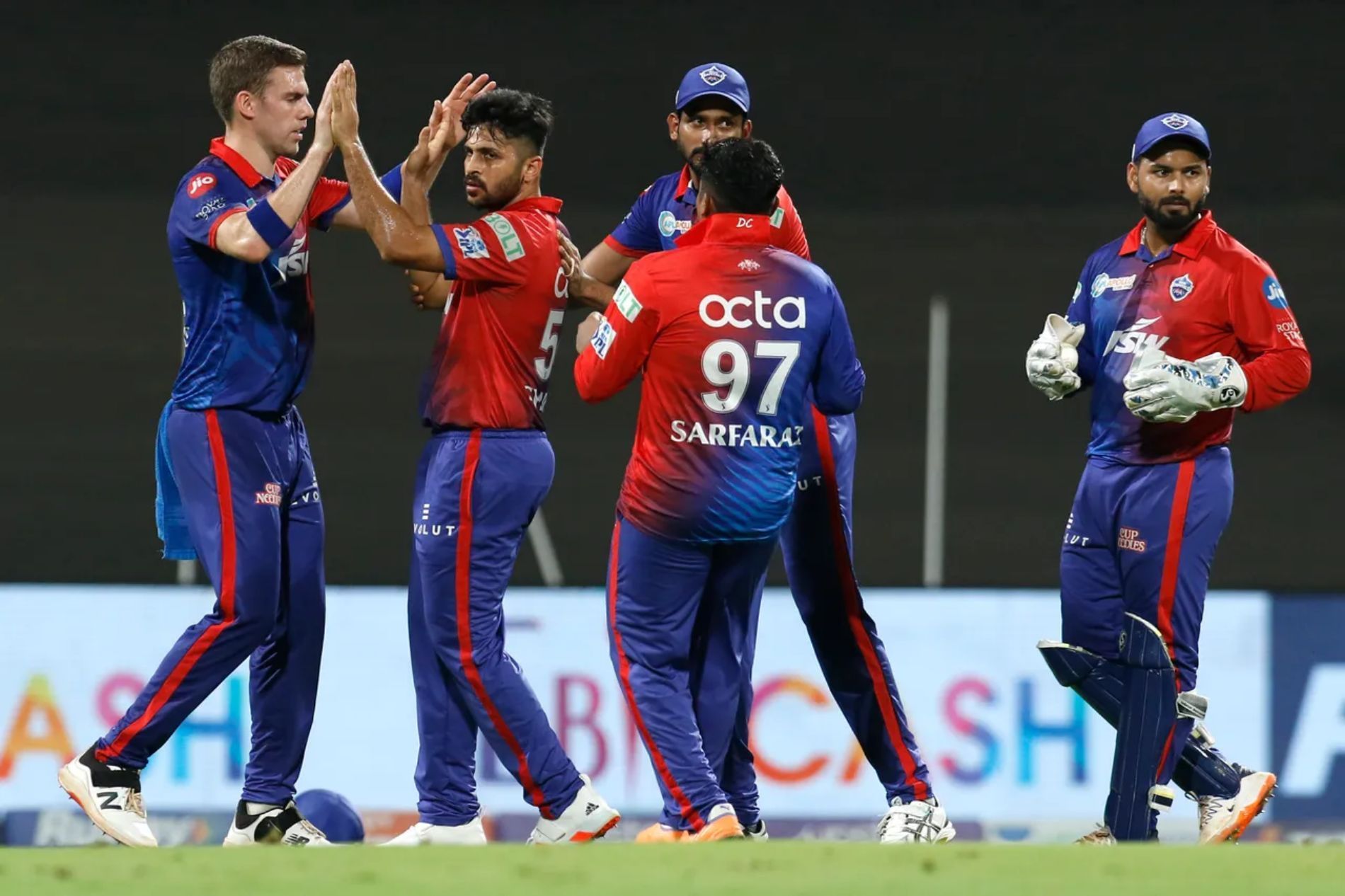 DC pacer Shardul Thakur celebrates a wicket with teammates. Pic: IPLT20.COM
