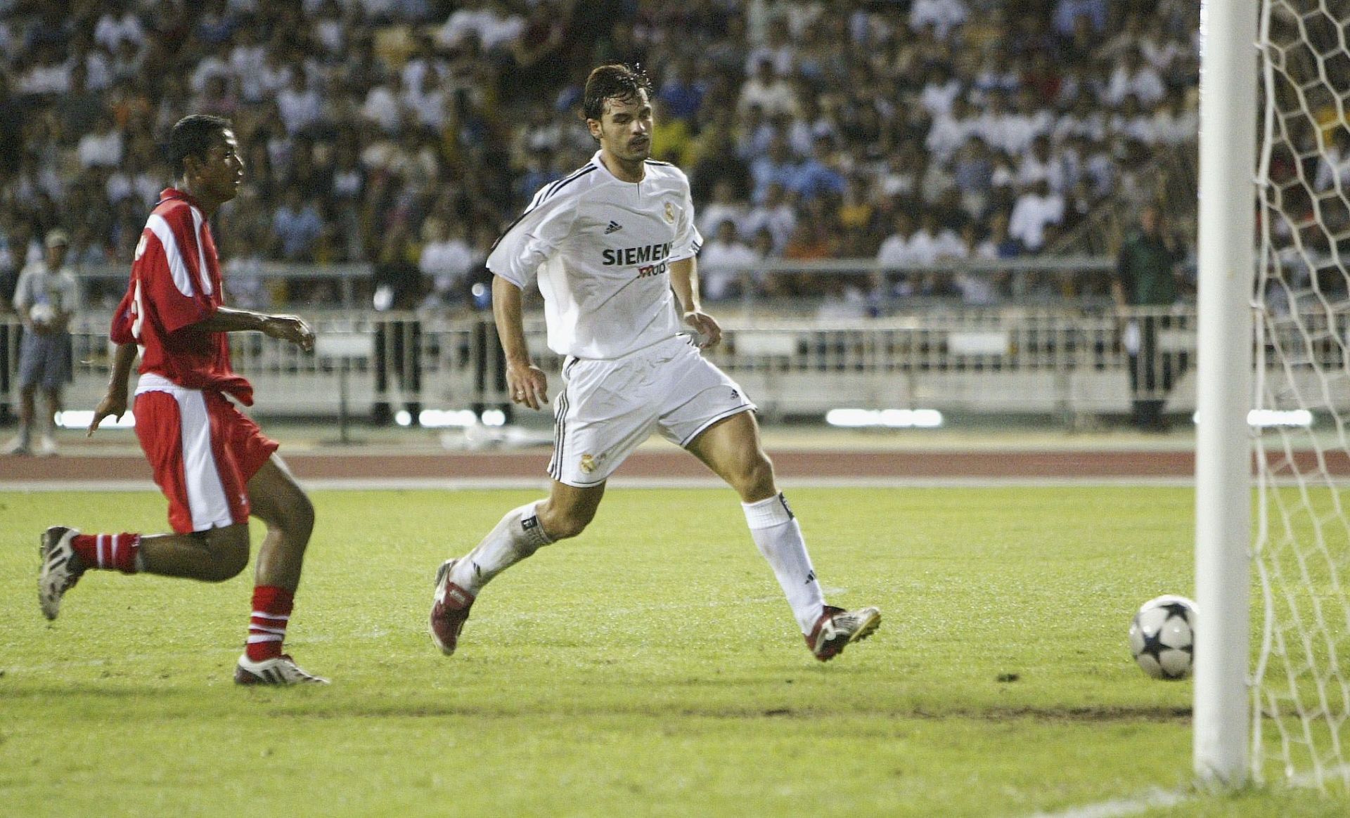 Fernando Morientes of Real Madrid scores