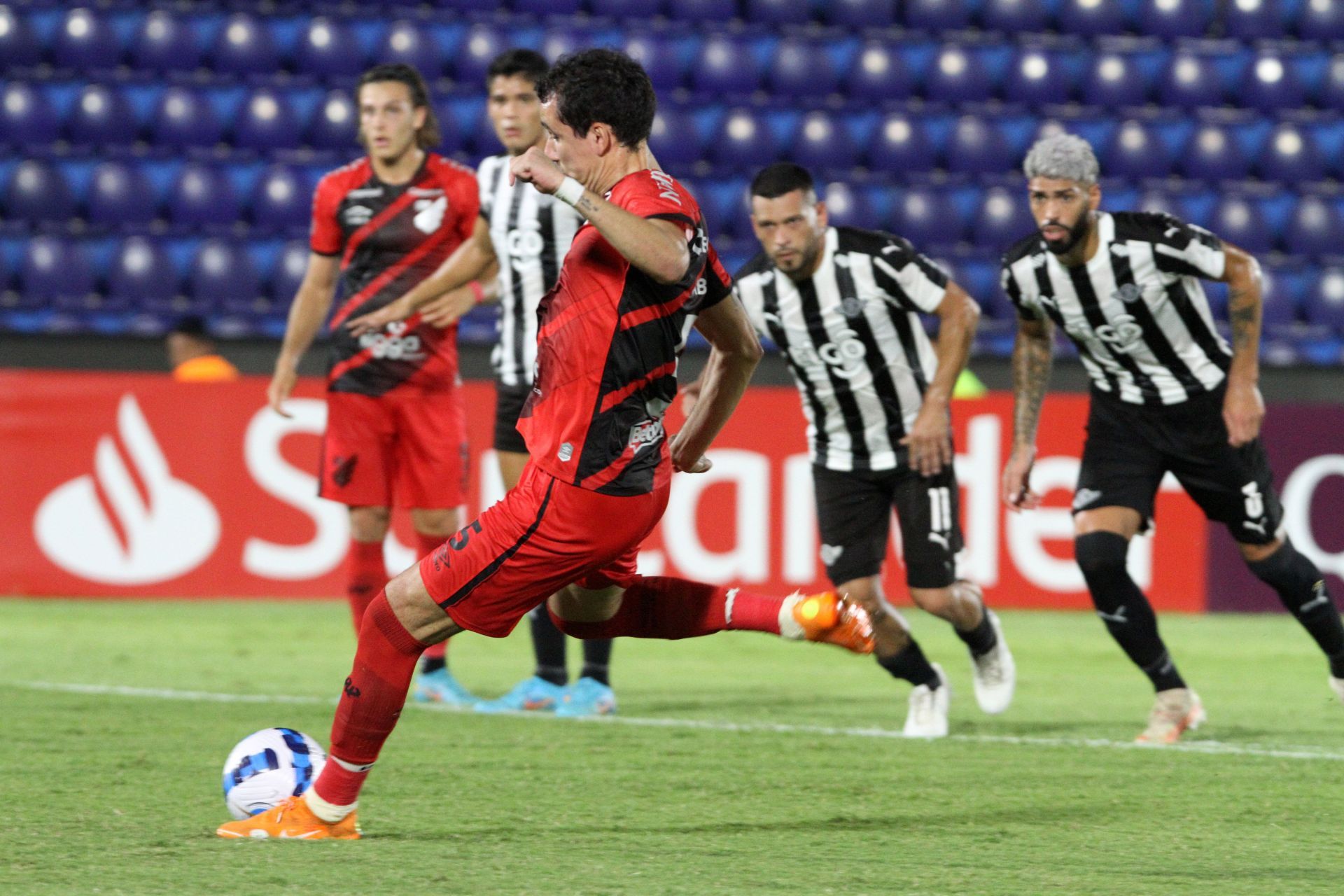 Libertad v Athletico Paranaense - Copa CONMEBOL Libertadores 2022