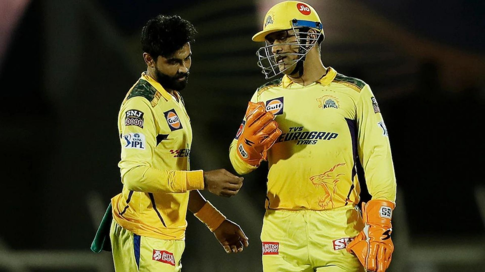 Ravindra Jadeja (L) handed back the captaincy to MS Dhoni after Chennai&#039;s poor run. (P.C.:iplt20.com)