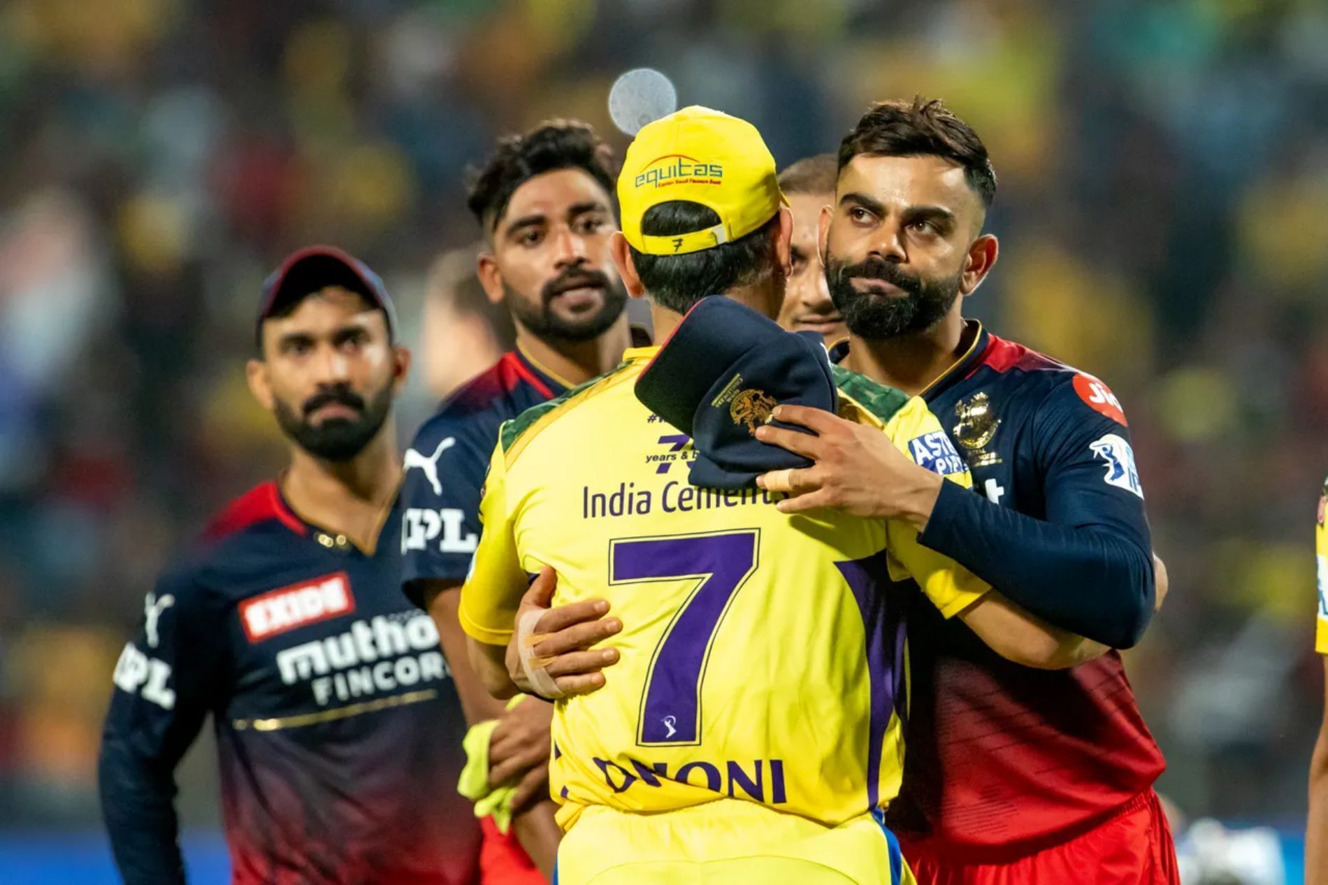 MS Dhoni and Virat Kohli exchange a hug after the match. Pic: IPLT20.COM