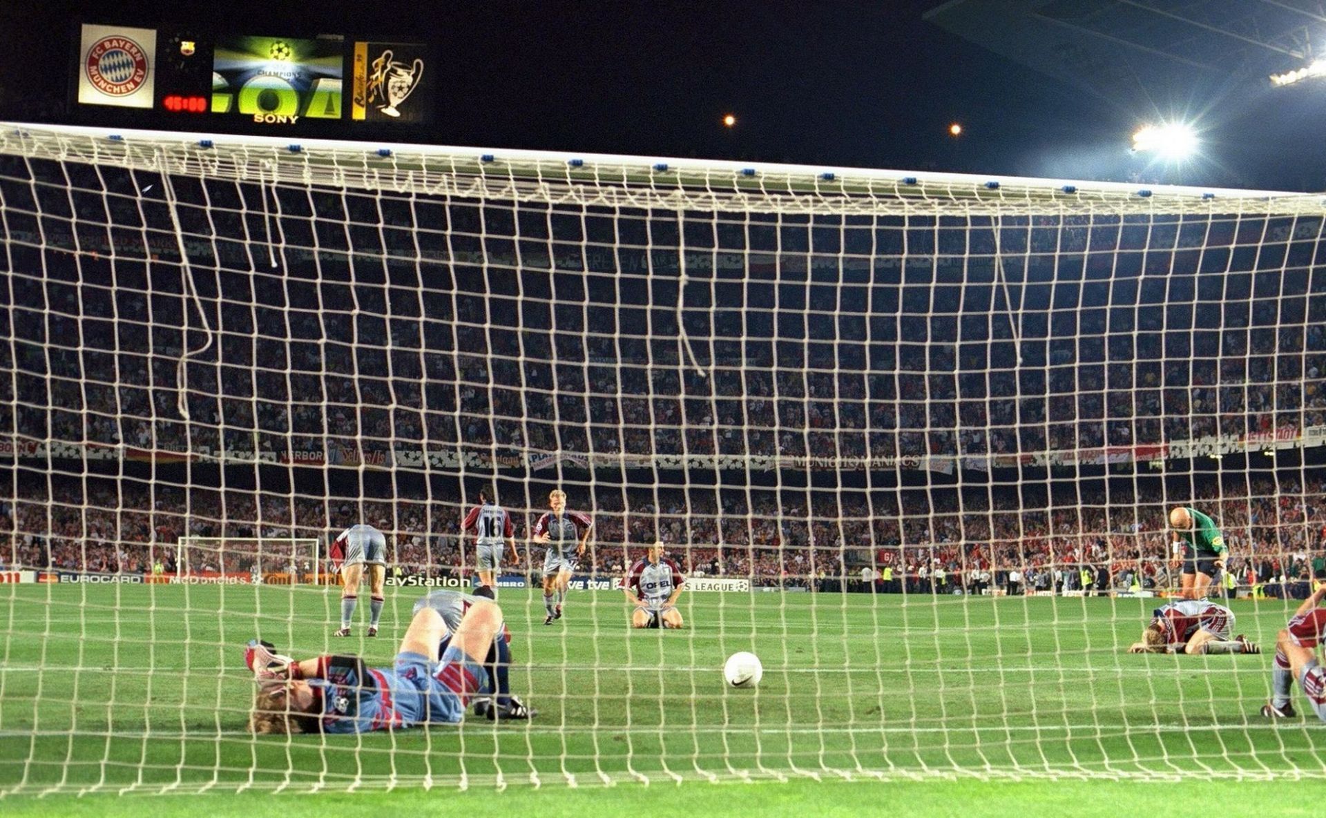 Bayern&#039;s Oliver Kahn lies stunned on the ground after Solskjaer&#039;s late winner