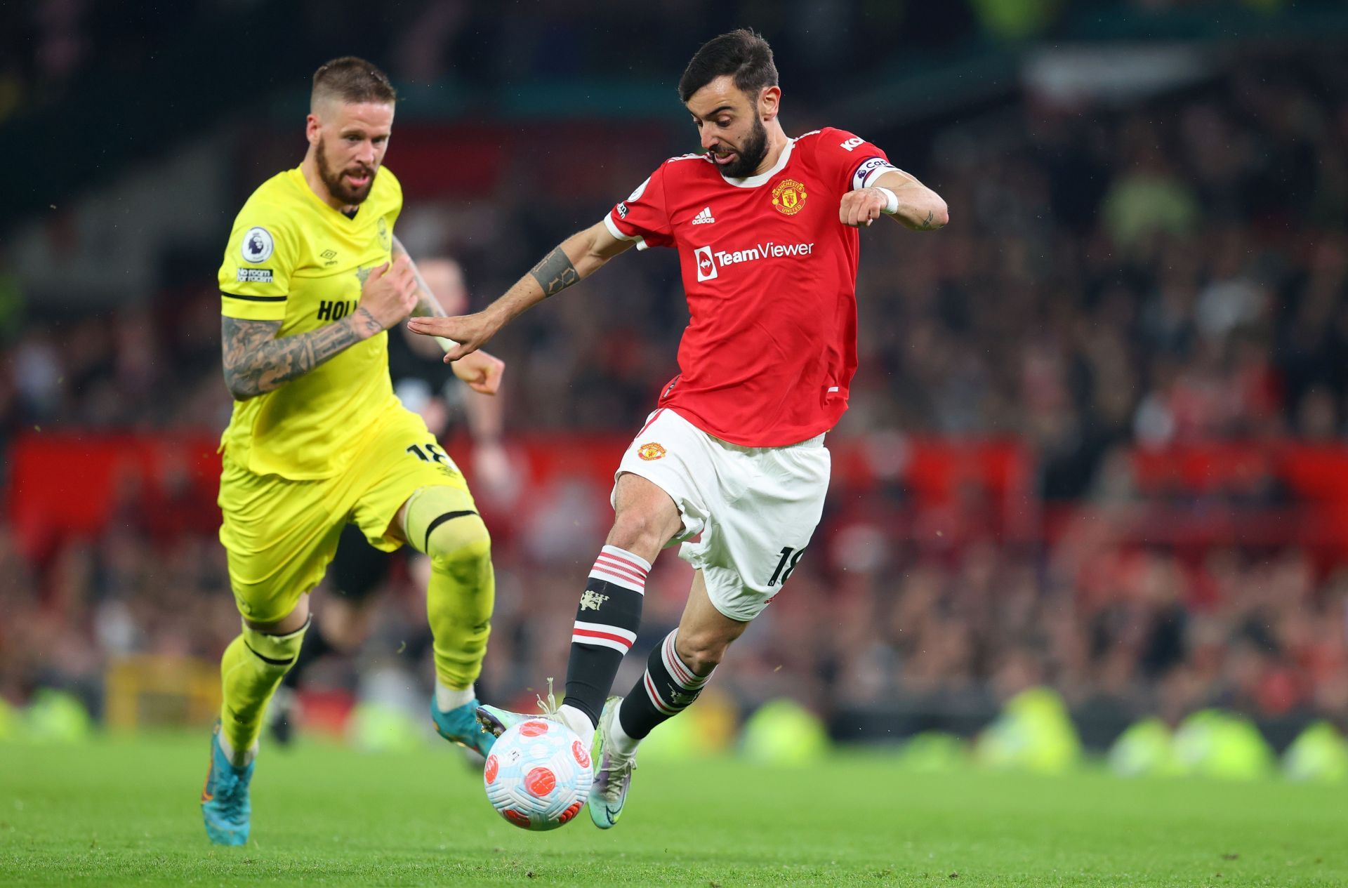 Manchester United's Bruno Fernandes (#18, R) in action at Old Trafford