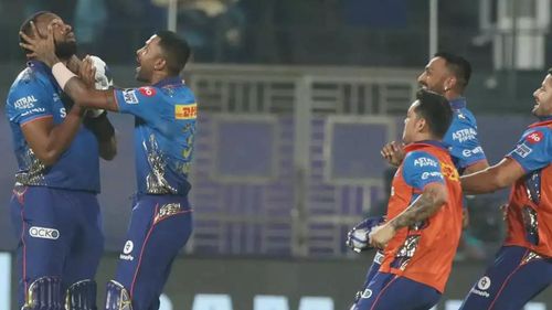 Kieron Pollard (L) celebrates with MI players after his heroic 87* against CSK last season. (P.C.:iplt20.com)