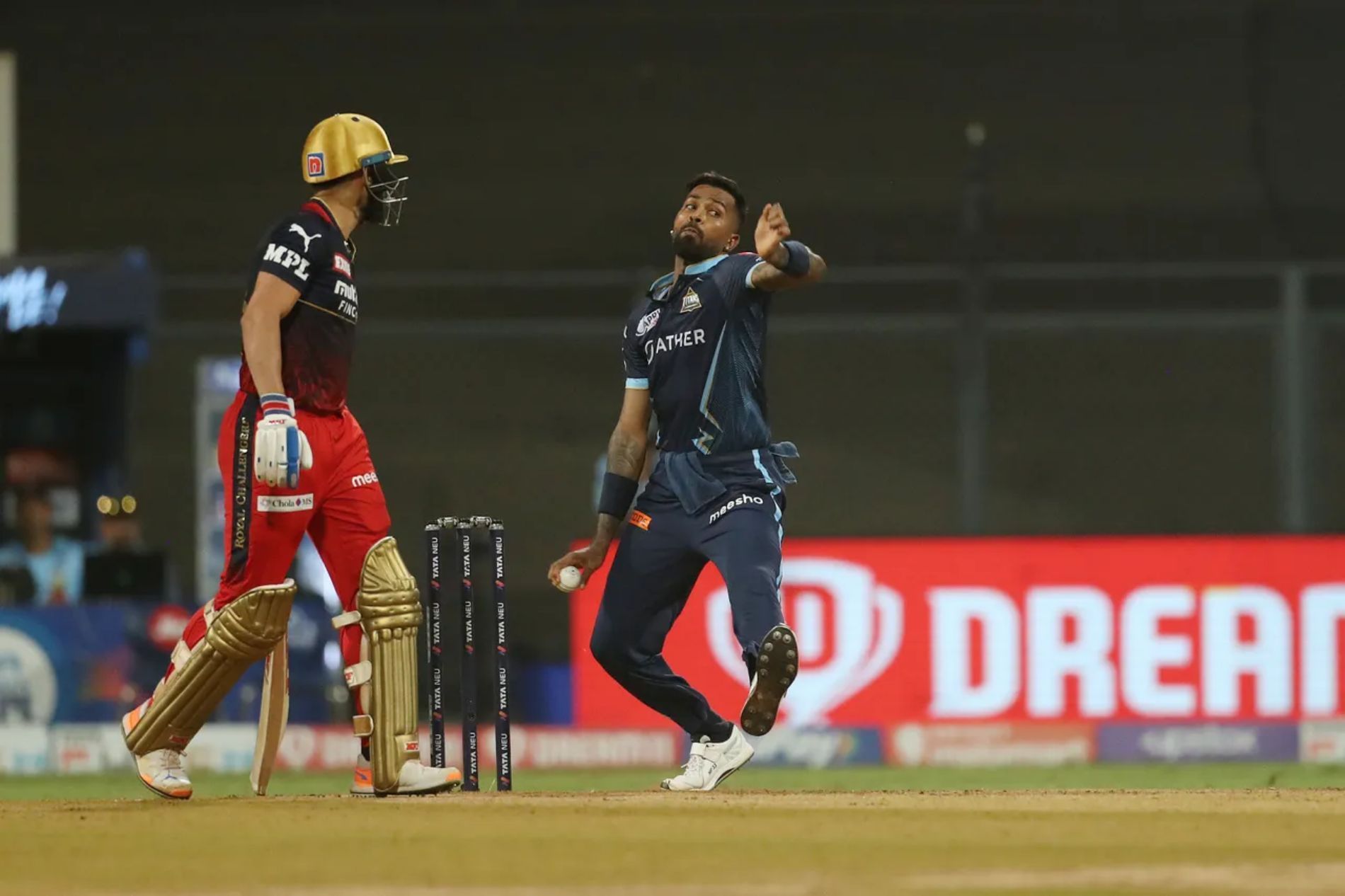 Hardik Pandya bowling against RCB. Pic: IPLT20.COM