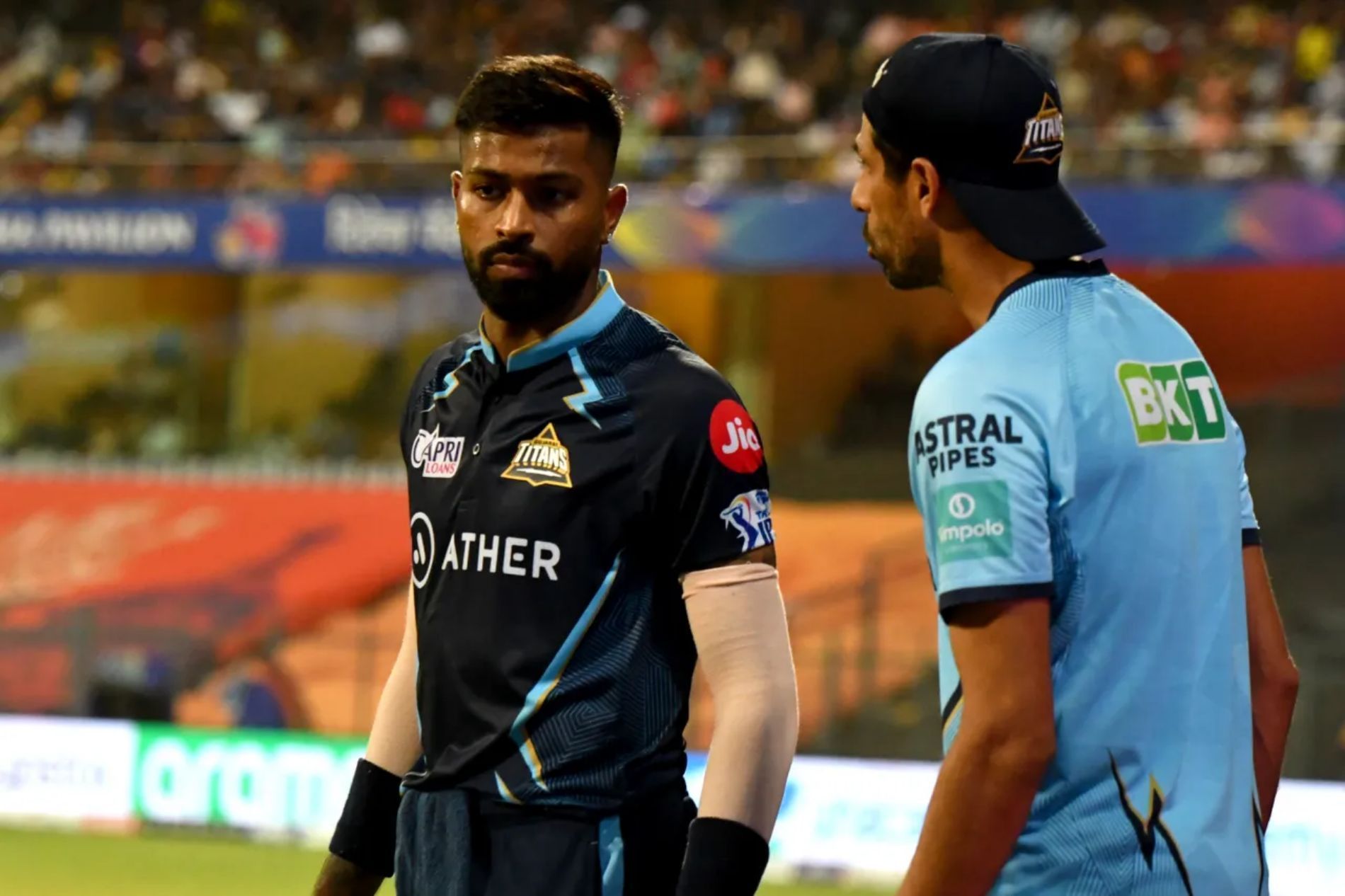 Hardik Pandya (left) and Ashish Nehra. Pic: IPLT20.COM