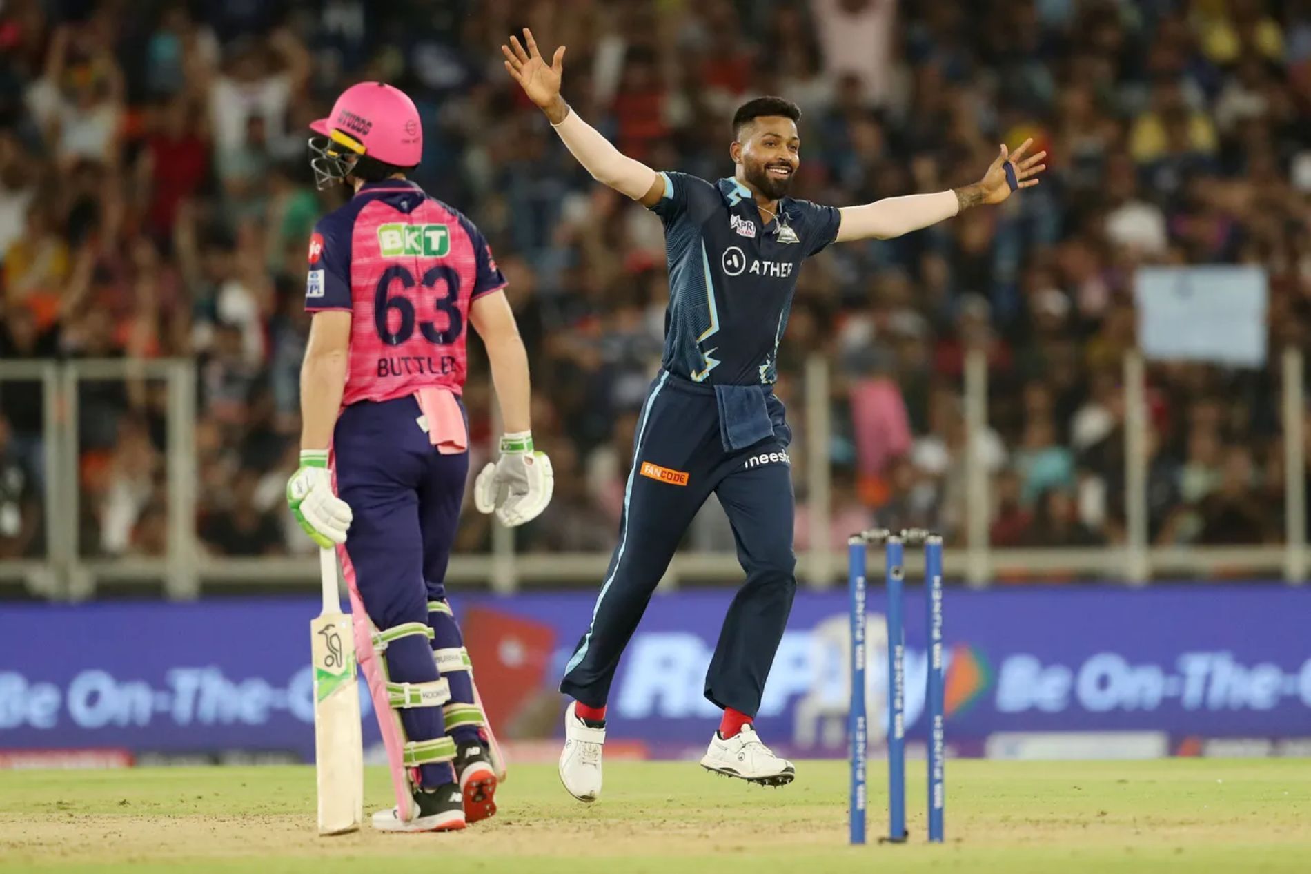 Hardik Pandya celebrates the dismissal of Jos Buttler. Pic: IPLT20.COM