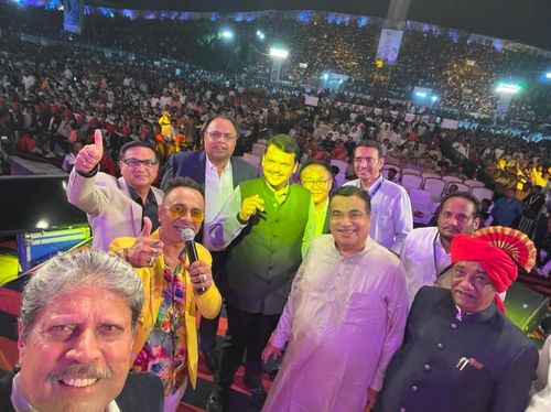 ﻿Legendari cricketer Kapil Dev (L) taking a selfie with Union Minister Nitin Gadkari and other dignitaries during the closing ceremony of 2022 Khasdar Krida Mahotsav in Nagpur. (Pic credit: KKM)