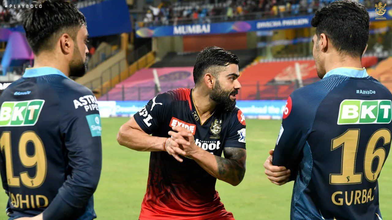 Virat Kohli gives batting tips to GT's Rashid Khan and Rahmanullah Gurbaz after the match [Credits: RCB]