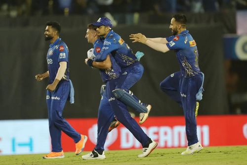 Mumbai Indians celebrate a thrilling win. Pic: IPLT20.COM