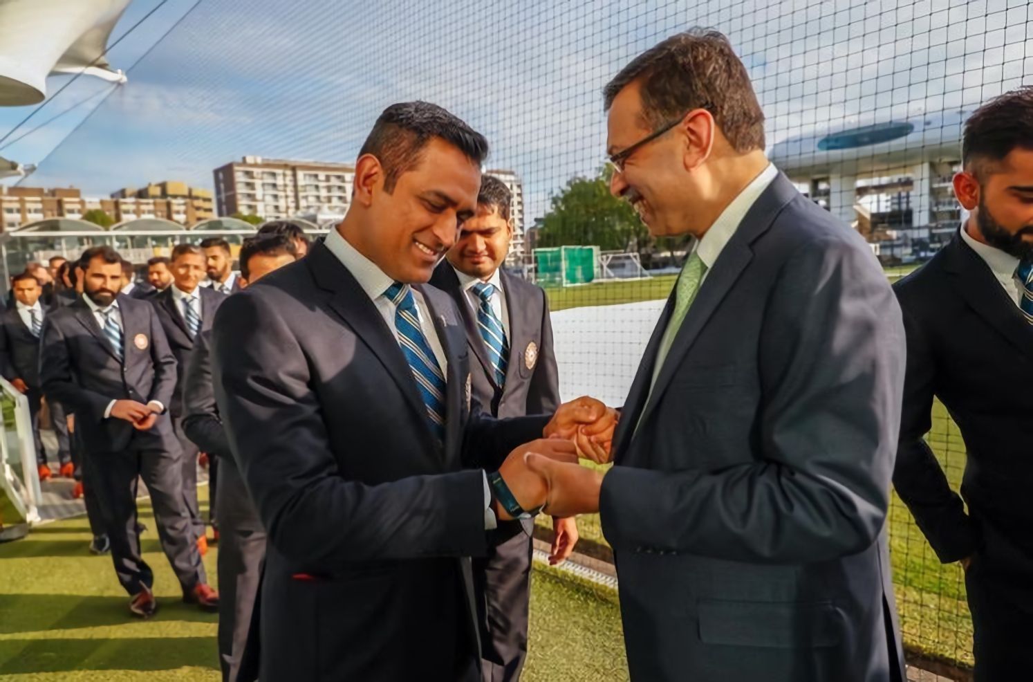 Sanjiv Goenka shares a picture with MS Dhoni