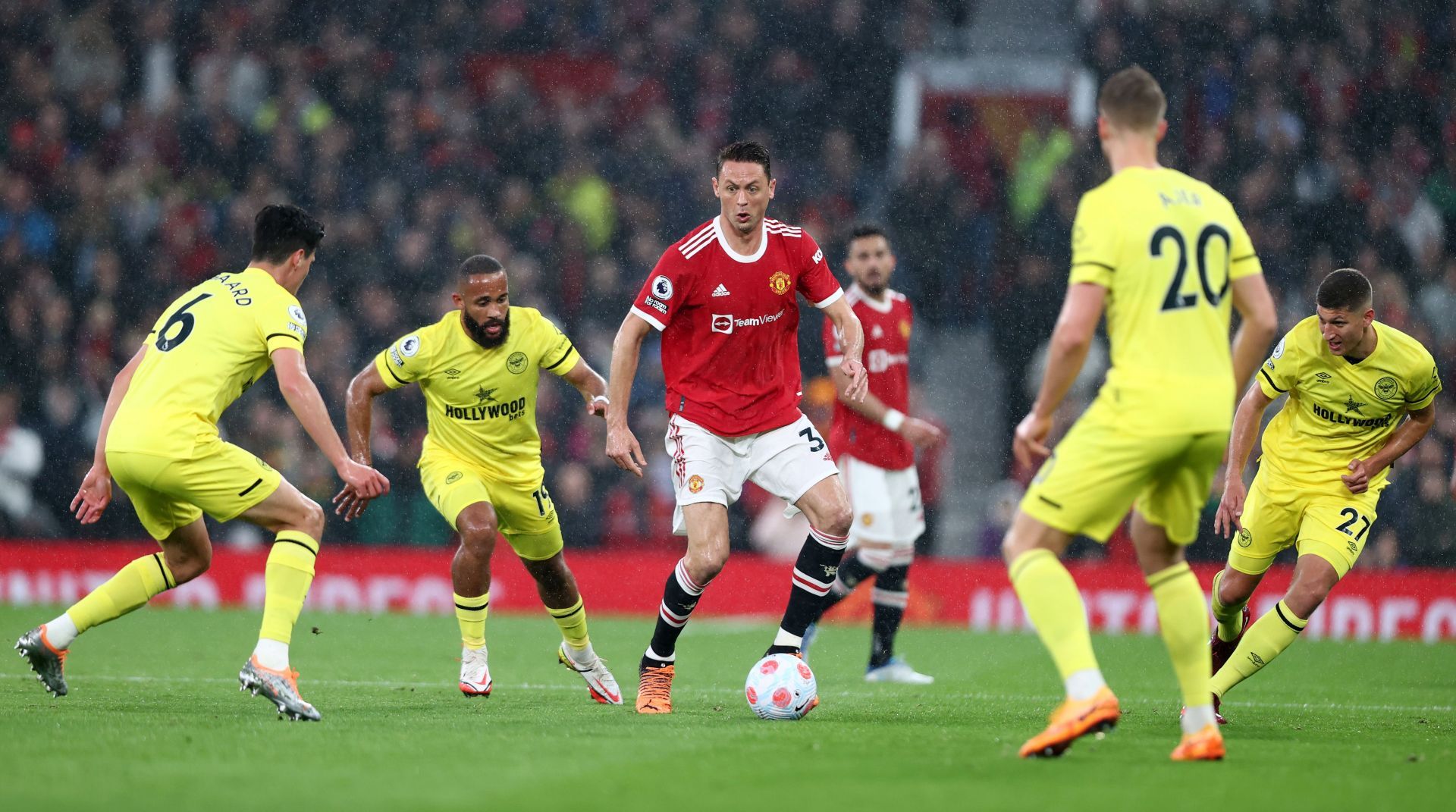 Manchester United's Nemanja Matic (C, #31) in action against Brentford