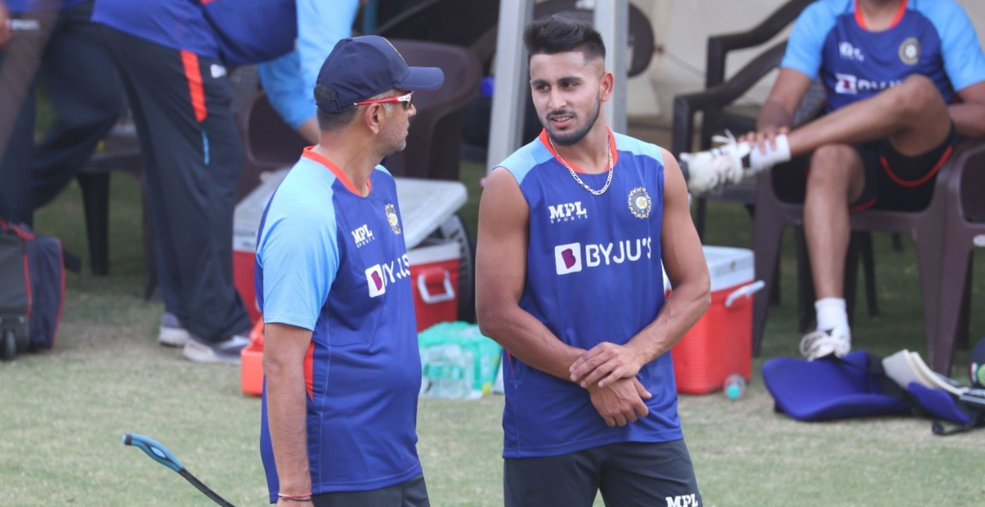 Rahul Dravid (L) is seen having a close chat with young pacer Umran Malik (Credit: BCCI/Twitter)