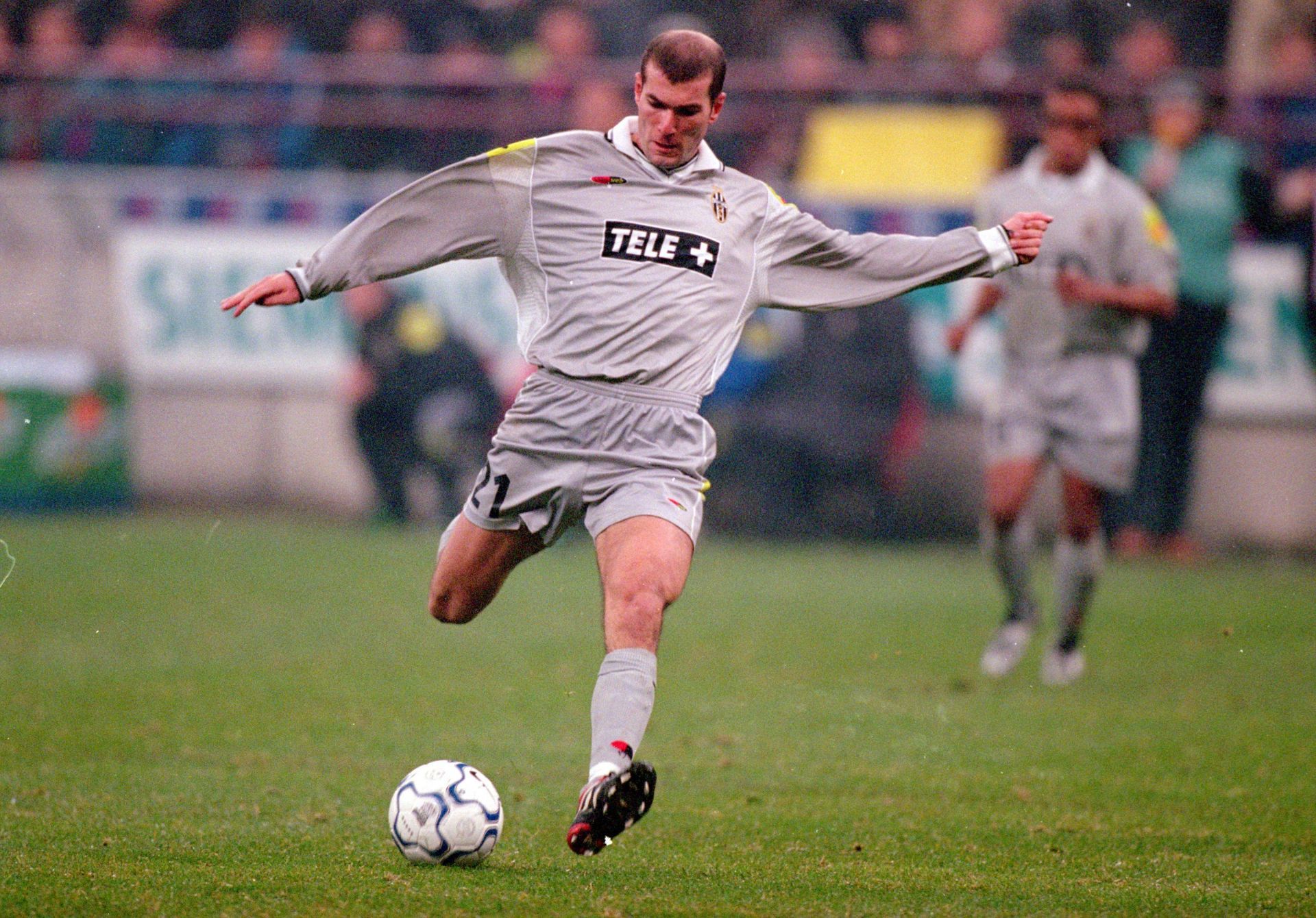 Zinedine Zidane playing for Juventus