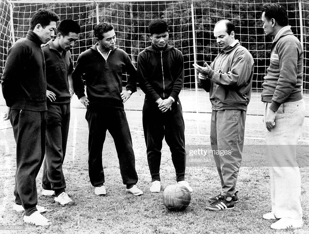 Cramer guiding Japanese players.