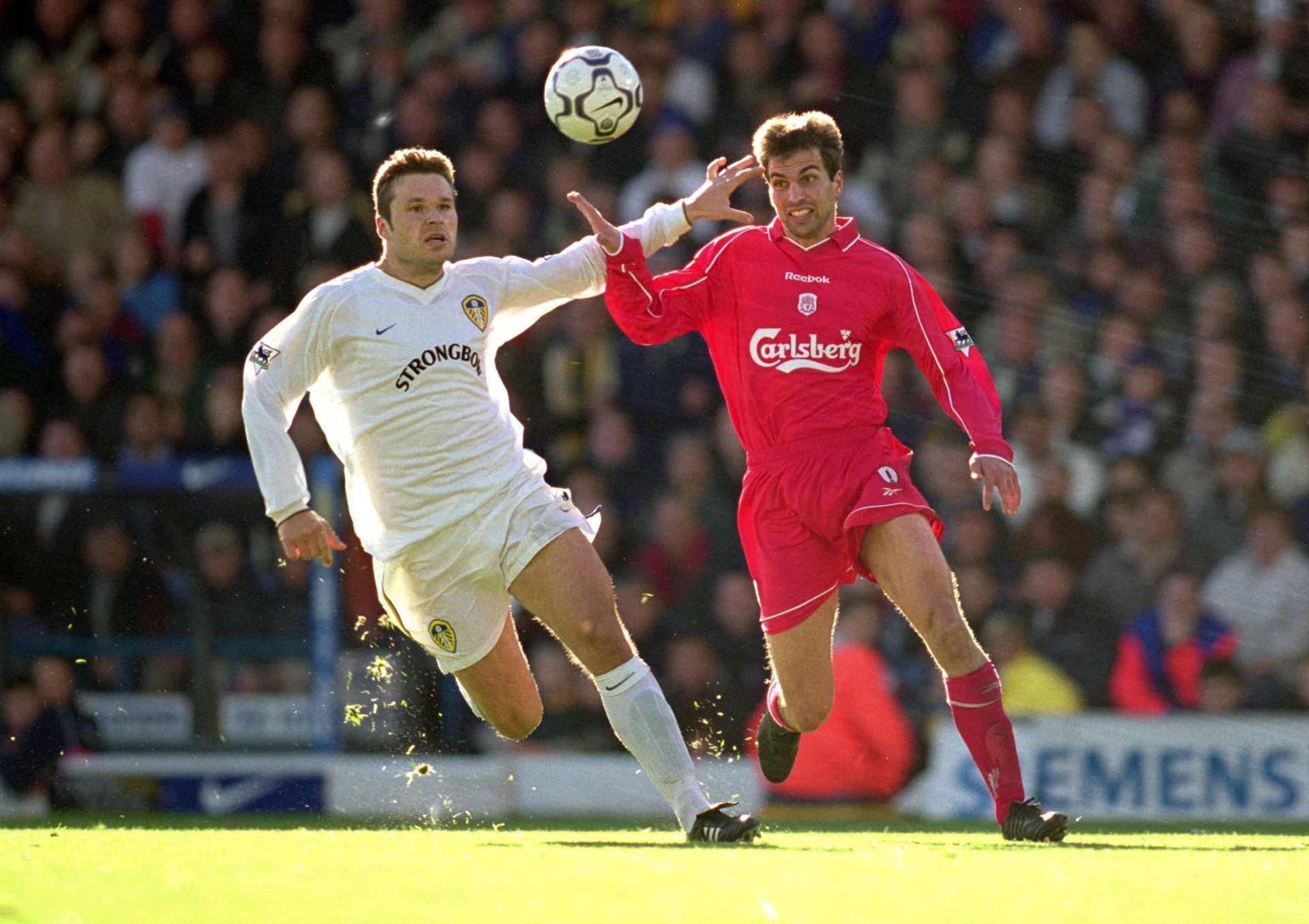 Markus Babbel (right) of Liverpool holds off Mark Viduka (left) of Leeds United