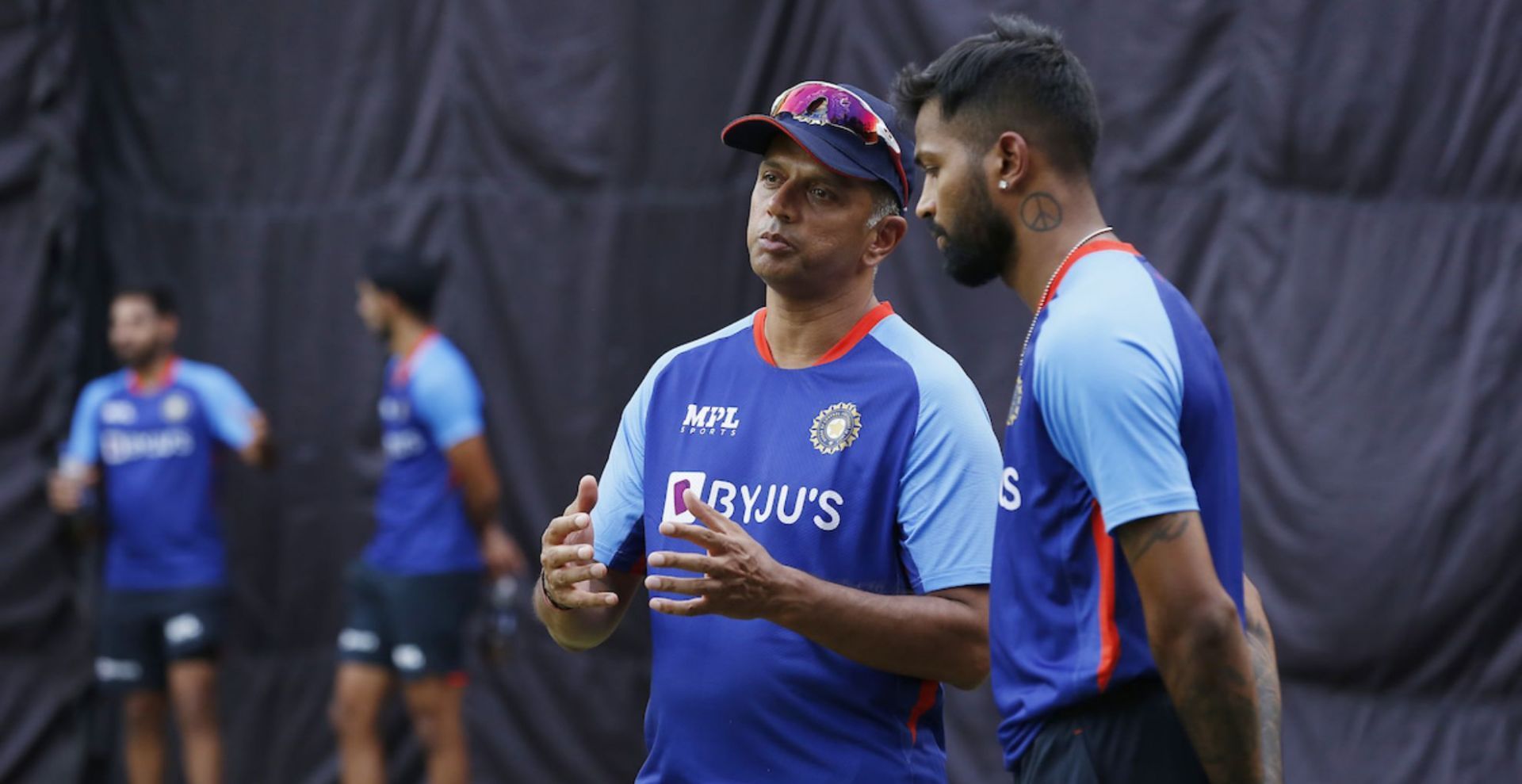 All-rounder Hardik Pandya (R) seen having a close chat with head coach Rahul Dravid (Credit: BCCI/Twitter)